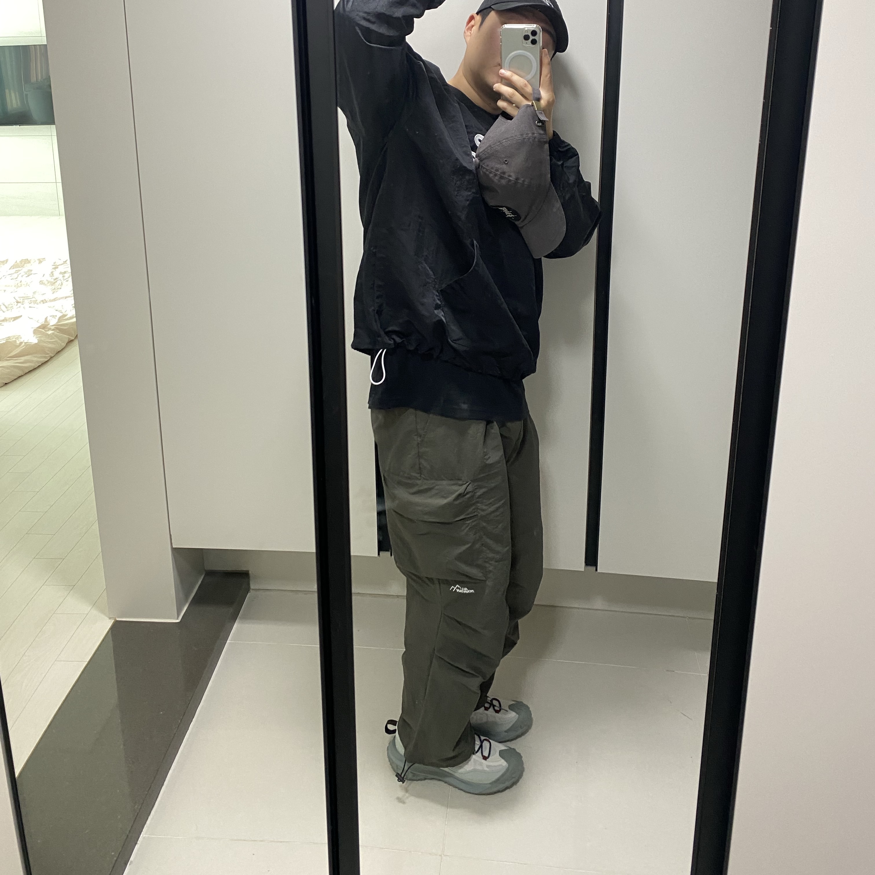 Nike ACG Mountain Fly 2 Low Gore-Tex Phantom Dark Smoke Grey 착용 스타일 - 1