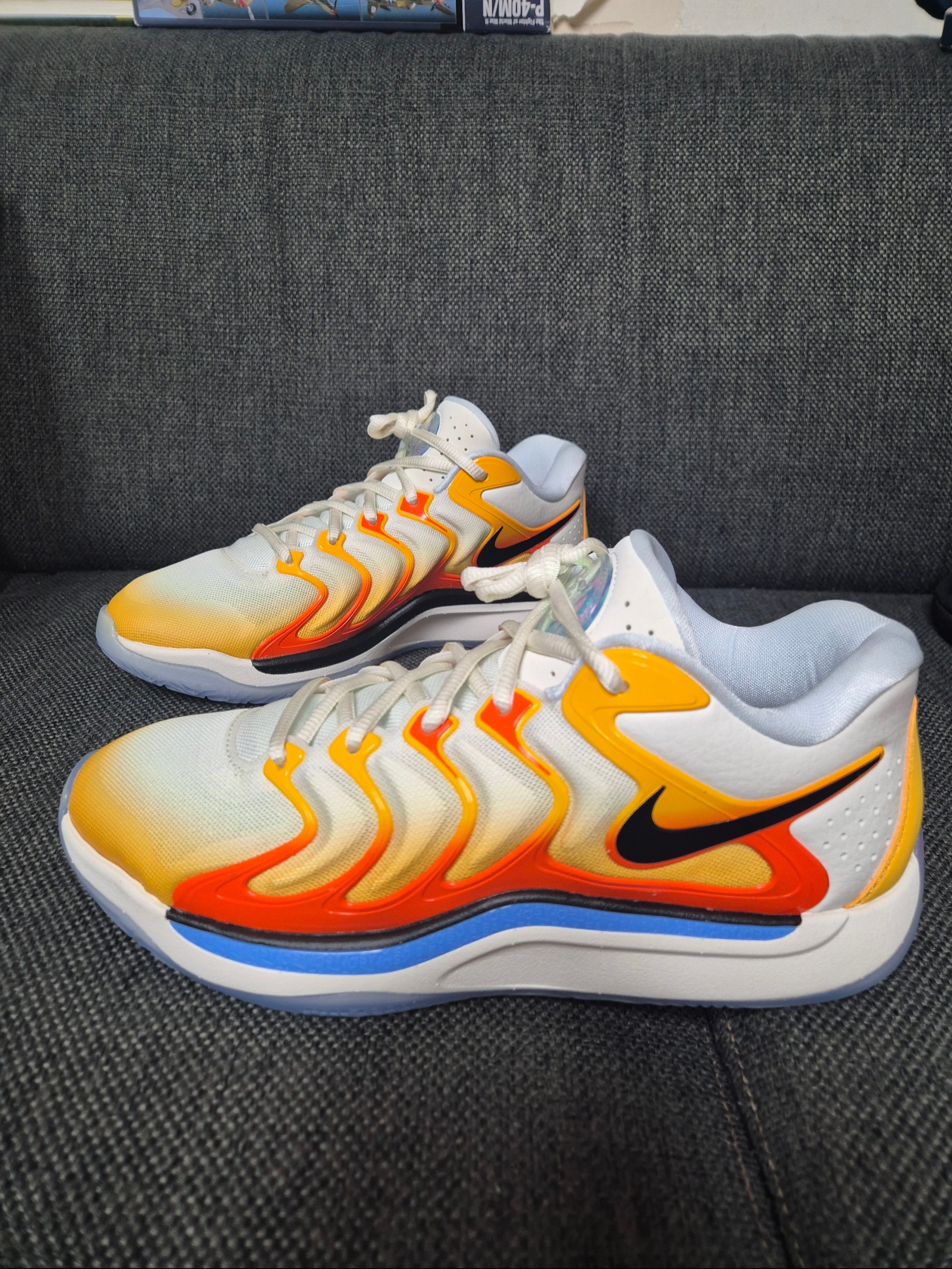 Nike KD 17 EP University Gold Safety Orange 착용 스타일 - 1
