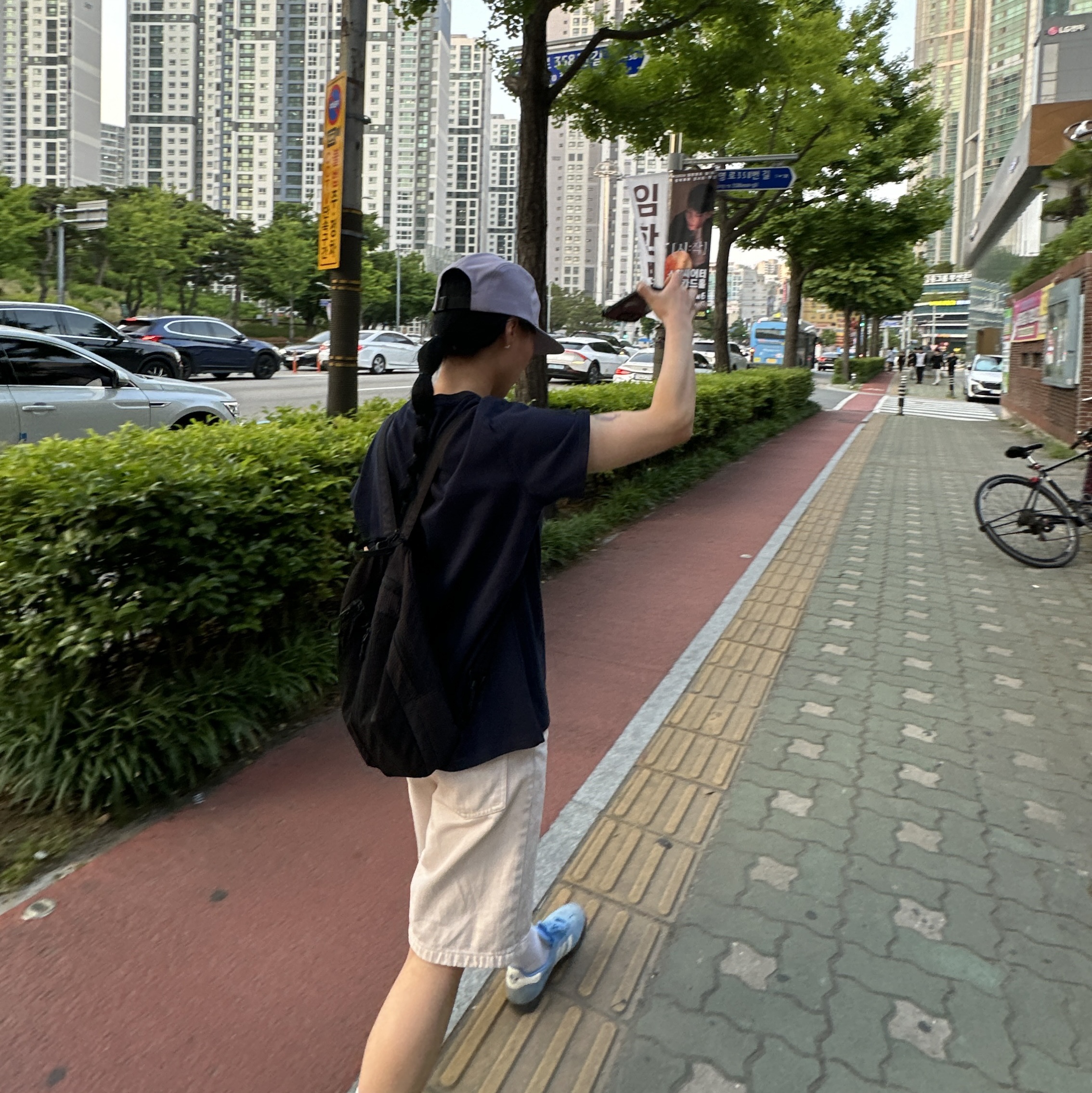 Adidas Gazelle Gold Metallic Chalk White Gum, Mischief 2Way Mesh Sling Bag Black 착용 스타일 - 2