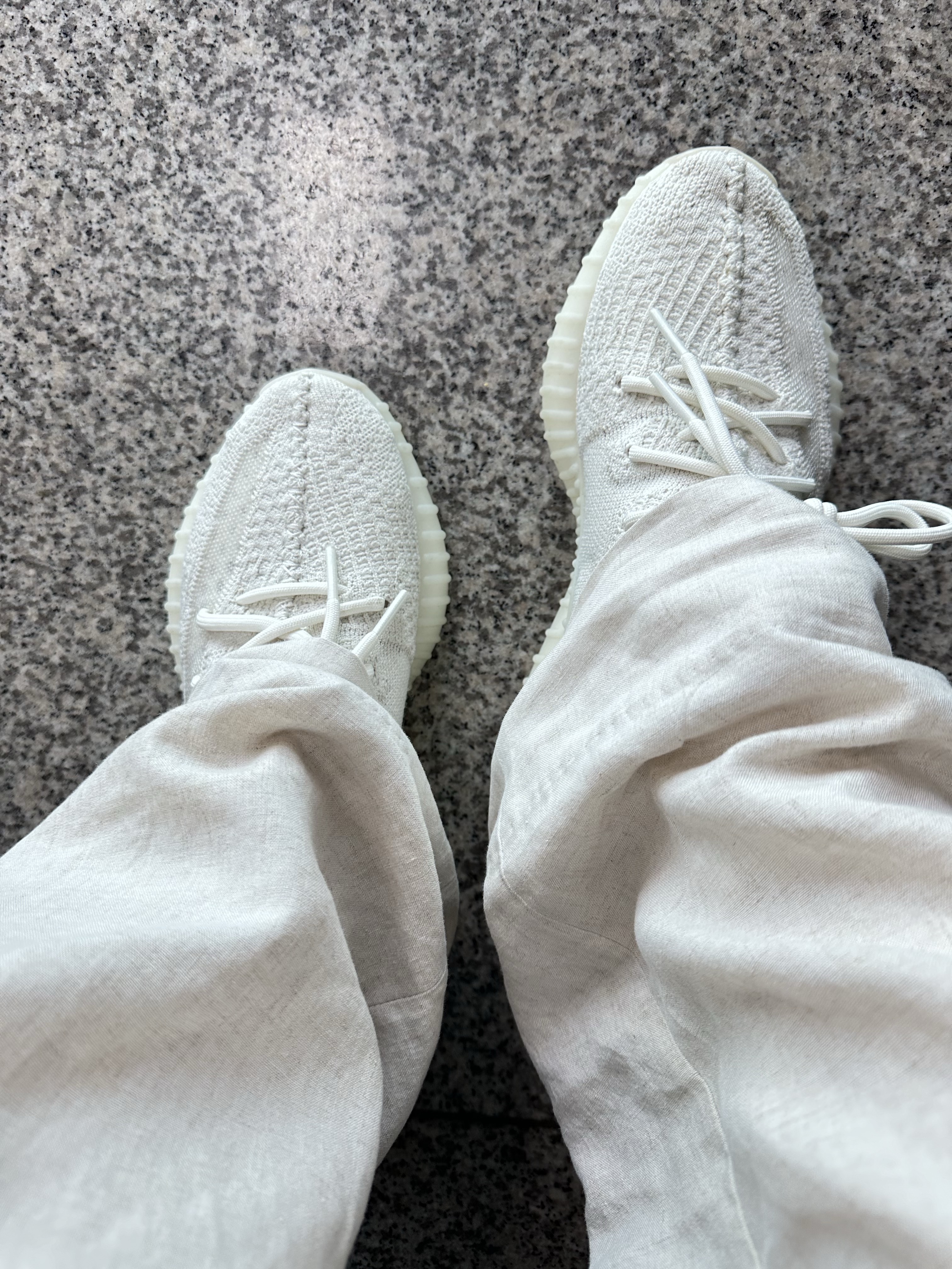 Adidas Yeezy Boost 350 V2 Bone 착용 스타일