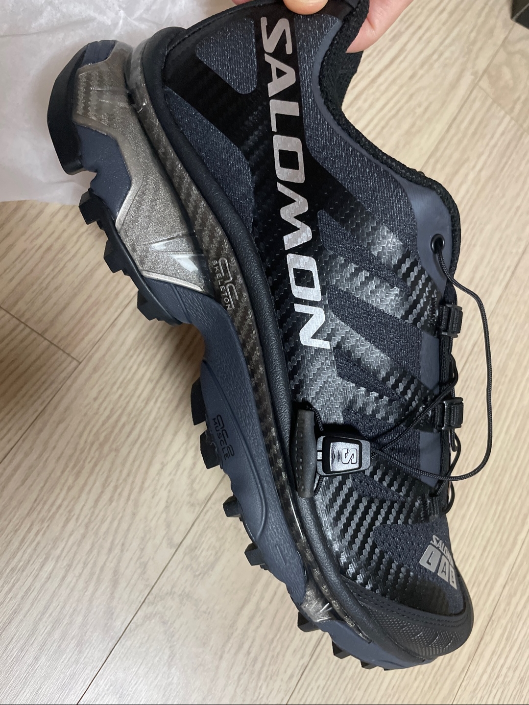Salomon XT-4 Black Silver Metallic 착용 스타일 - 1