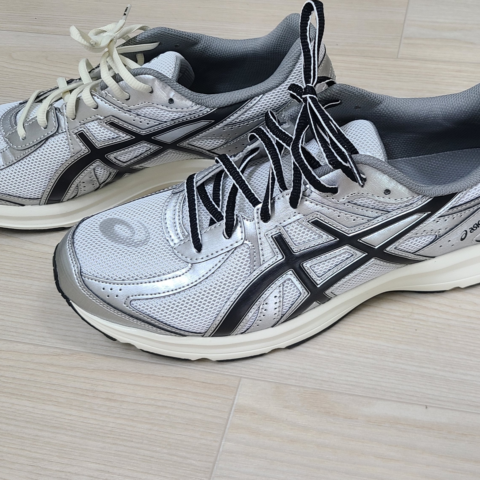 Asics Jog 100 S White Black - 2E Wide 착용 스타일