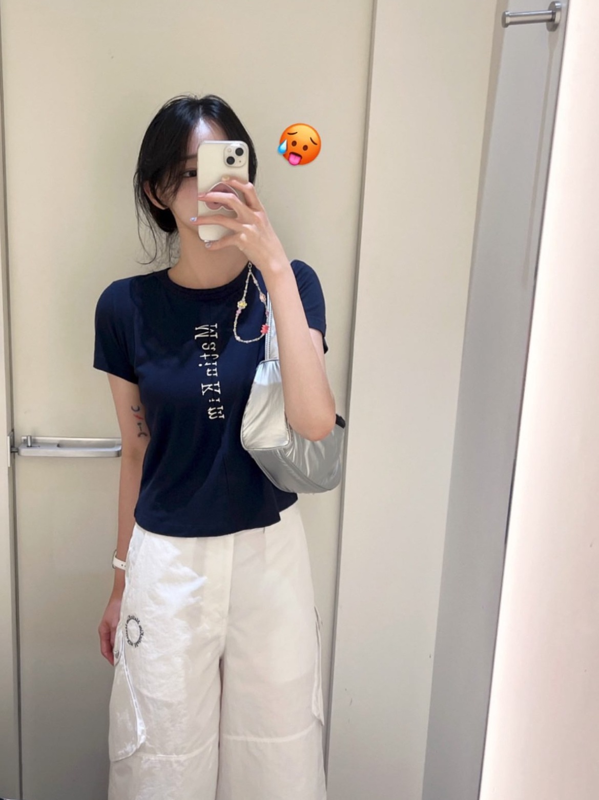 (W) Matin Kim Pintuck Crop Top Navy, (W) Matin Kim Cargo Bermuda Pants White 착용 스타일