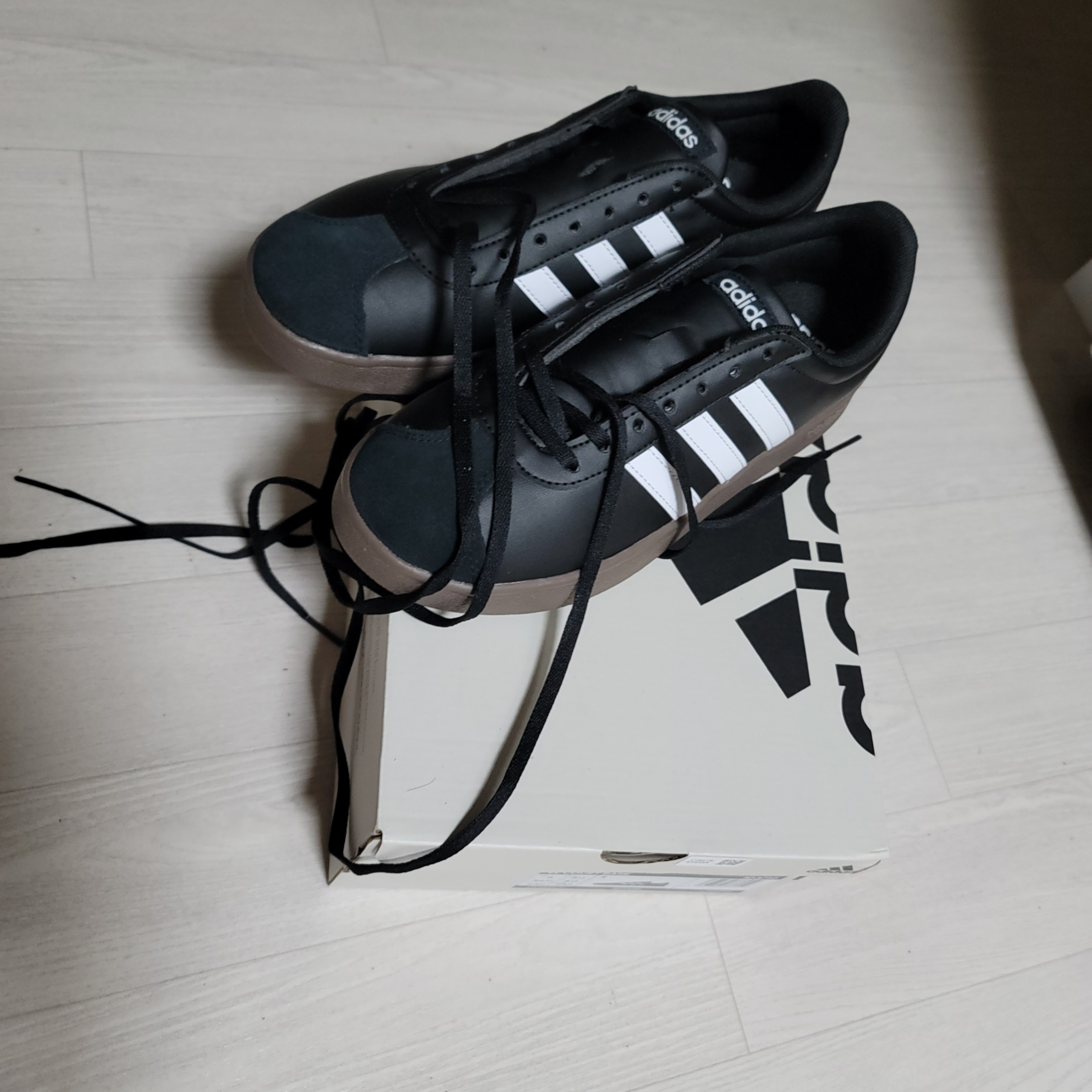 Adidas VL Court Base Core Black Cloud White 착용 스타일