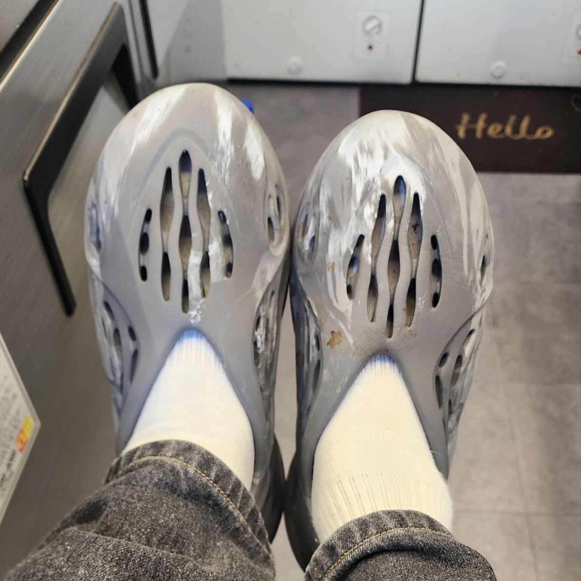 Adidas Yeezy Foam RNNR MX Granite 착용 스타일