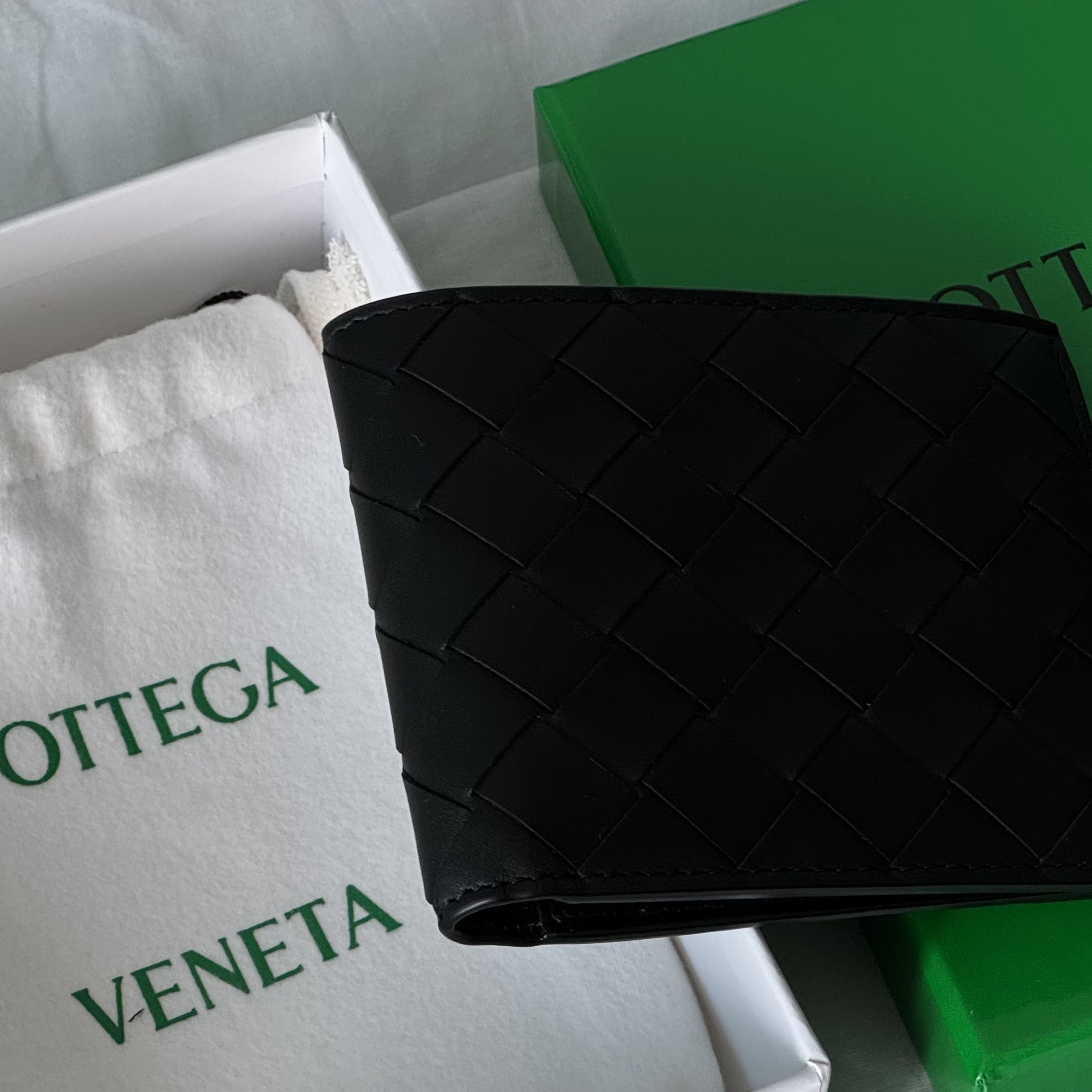 Bottega Veneta Bi-Fold Wallet Black 착용 스타일