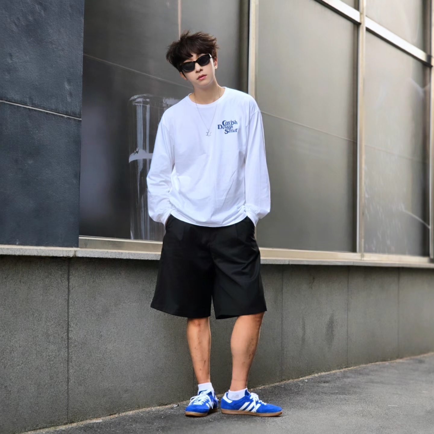 Millo Archive Minimalist Bermuda Half Pants Pine Green, Adidas Samba OG Royal Blue 착용 스타일 - 1