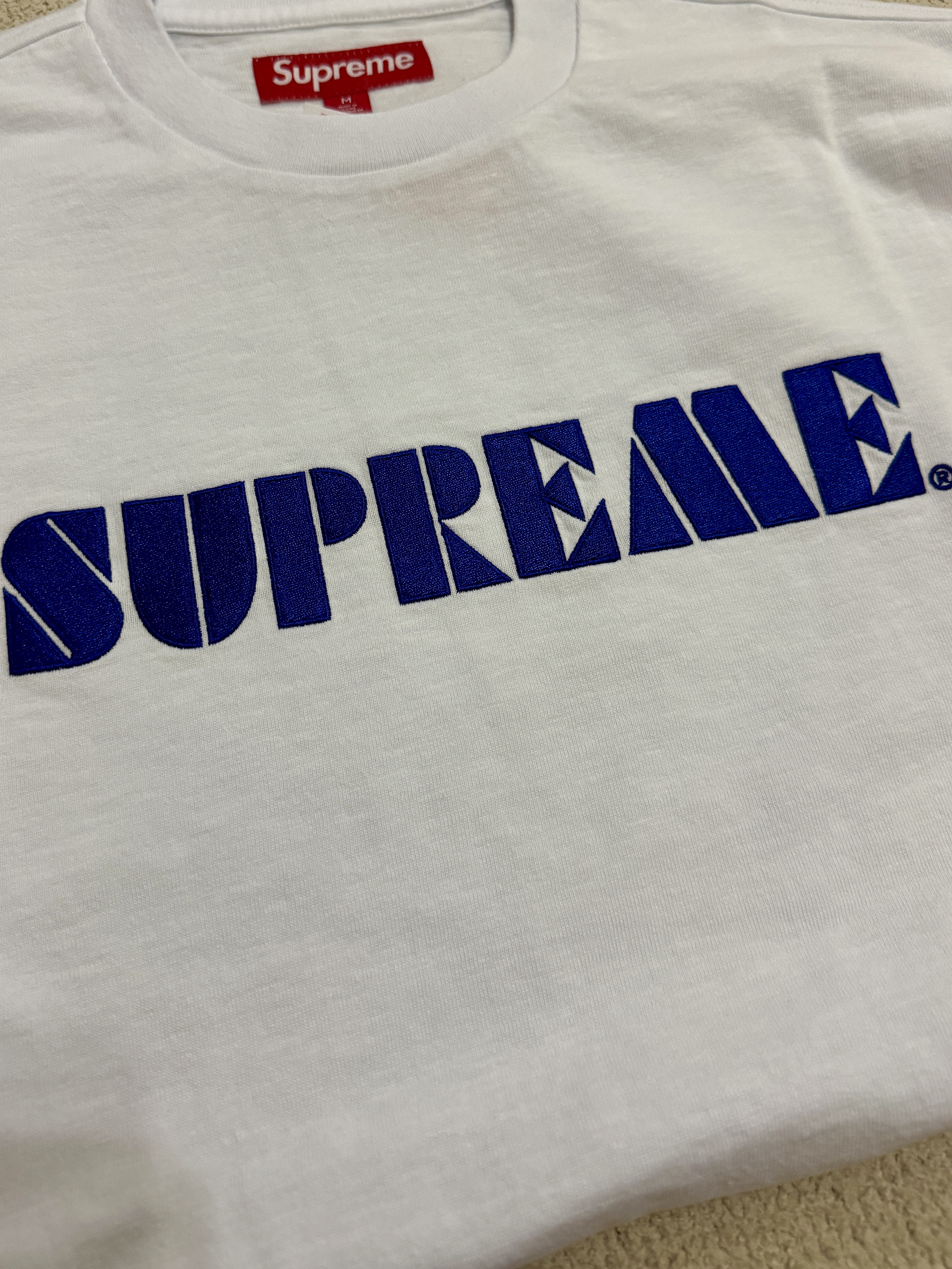 Supreme Stencil Embroidered S/S Top White - 24SS, Supreme Script Baggy Denim Short Washed Indigo - 24SS 착용 스타일 - 2