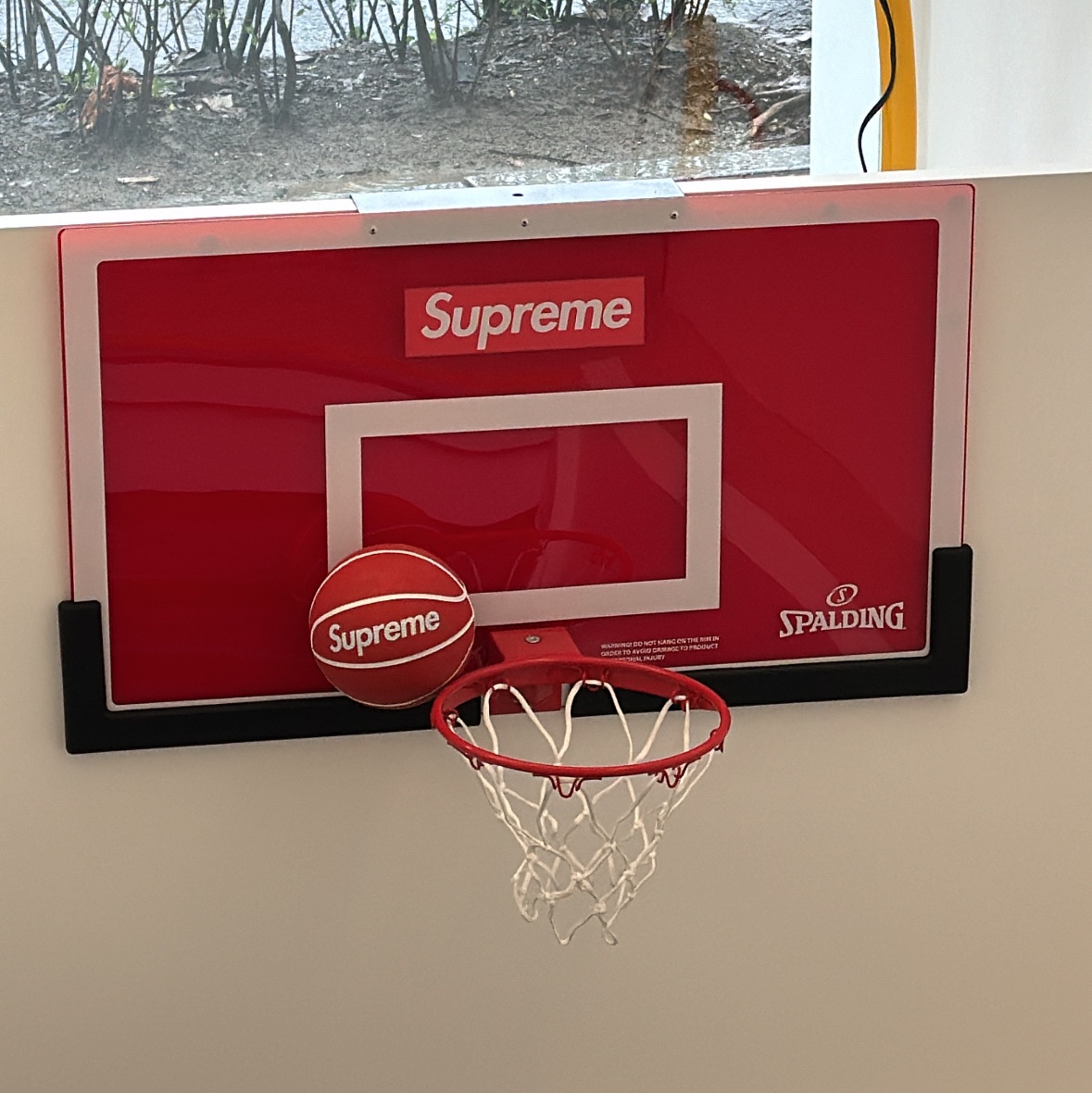 Supreme x Spalding Mini Basketball Hoop Red  - 23FW 착용 스타일