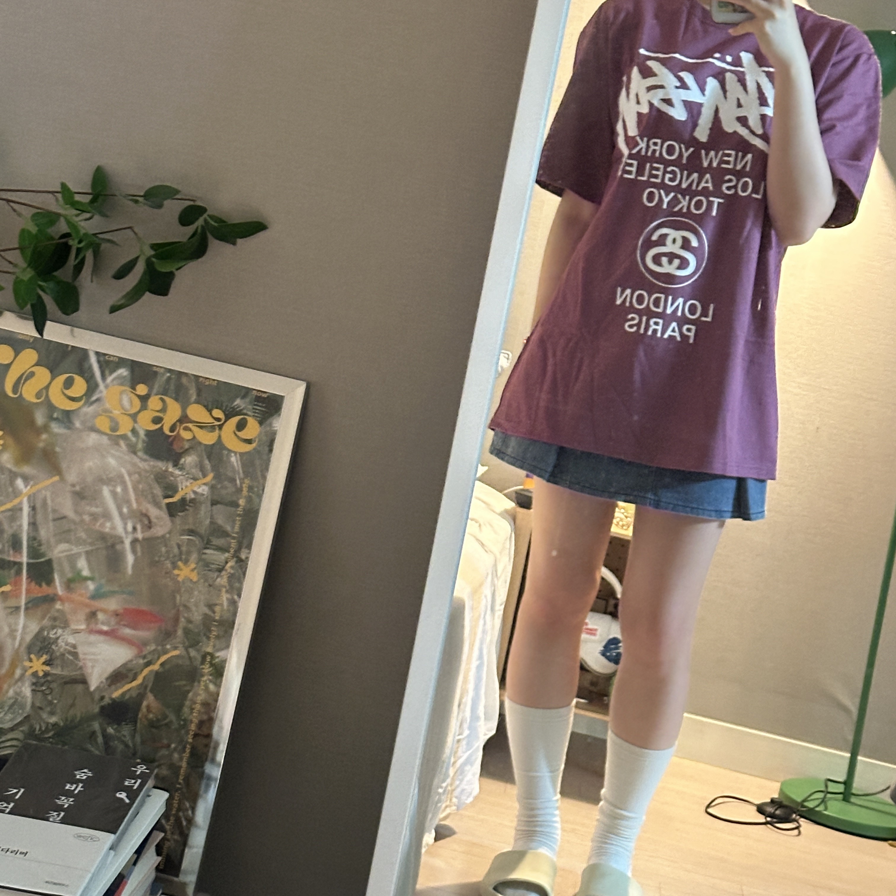 Stussy World Tour T-Shirt Berry 2024 착용 스타일 - 1