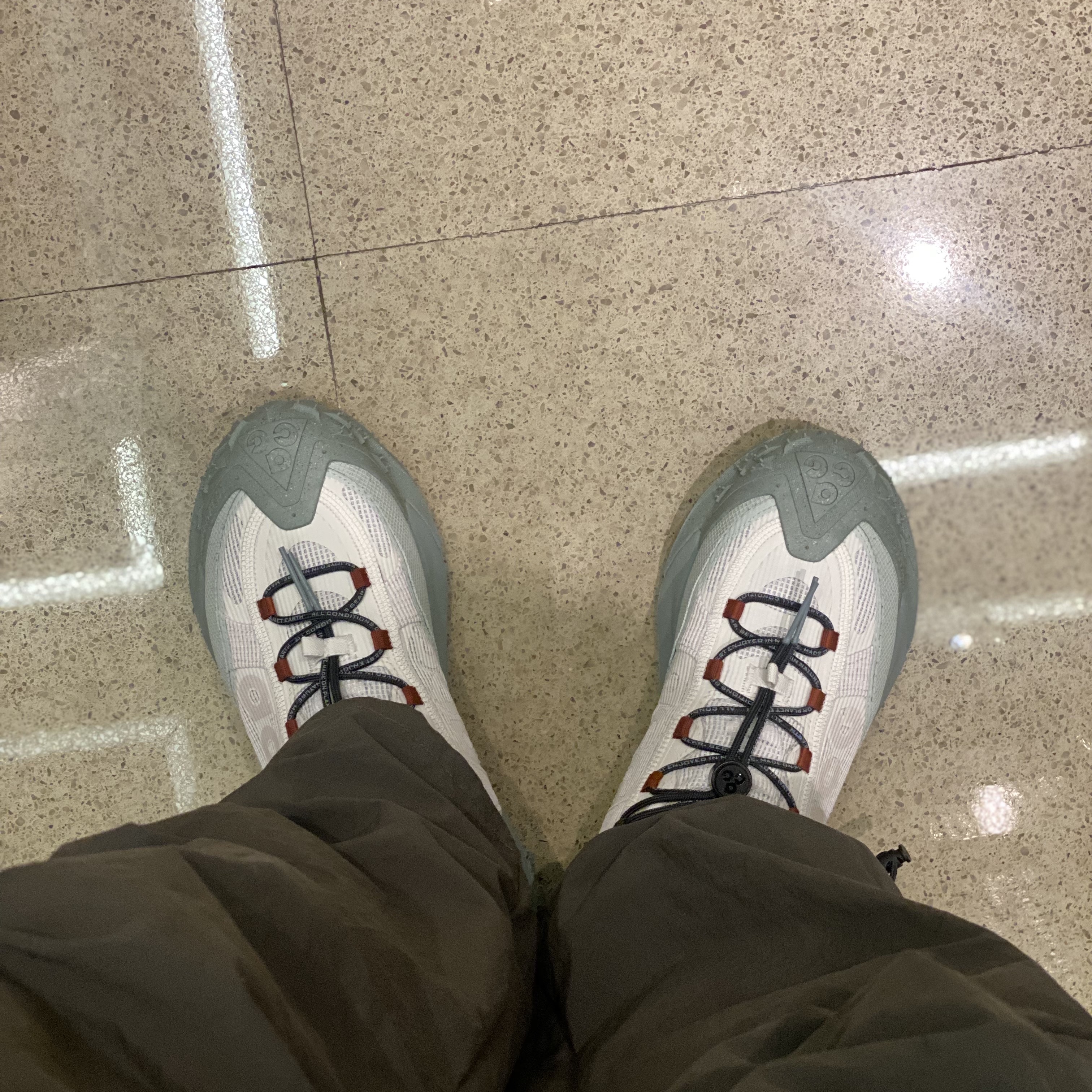 Nike ACG Mountain Fly 2 Low Gore-Tex Phantom Dark Smoke Grey 착용 스타일 - 2