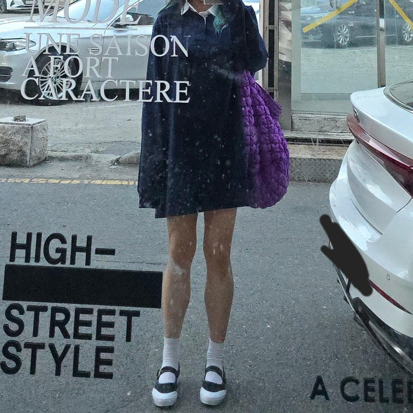 COS Quilted Oversized Shoulder Bag Purple 착용 스타일 - 1