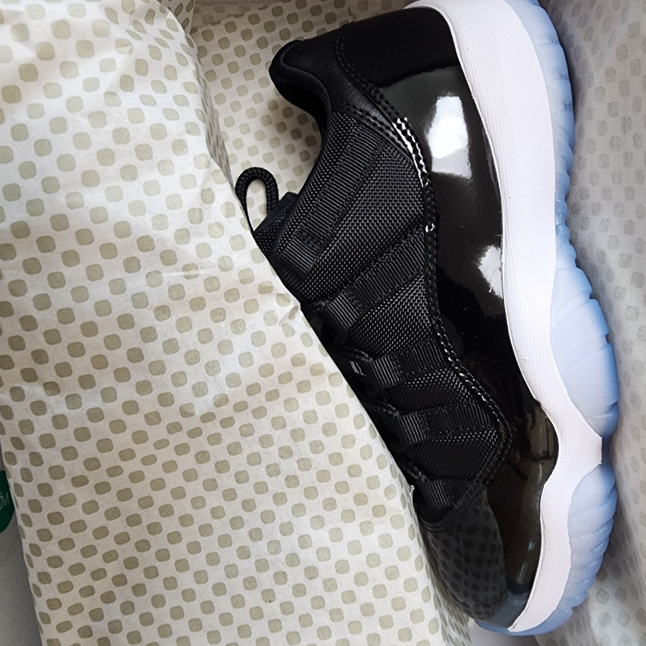 Jordan 11 Retro Low Black and Varsity Royal 착용 스타일 - 1