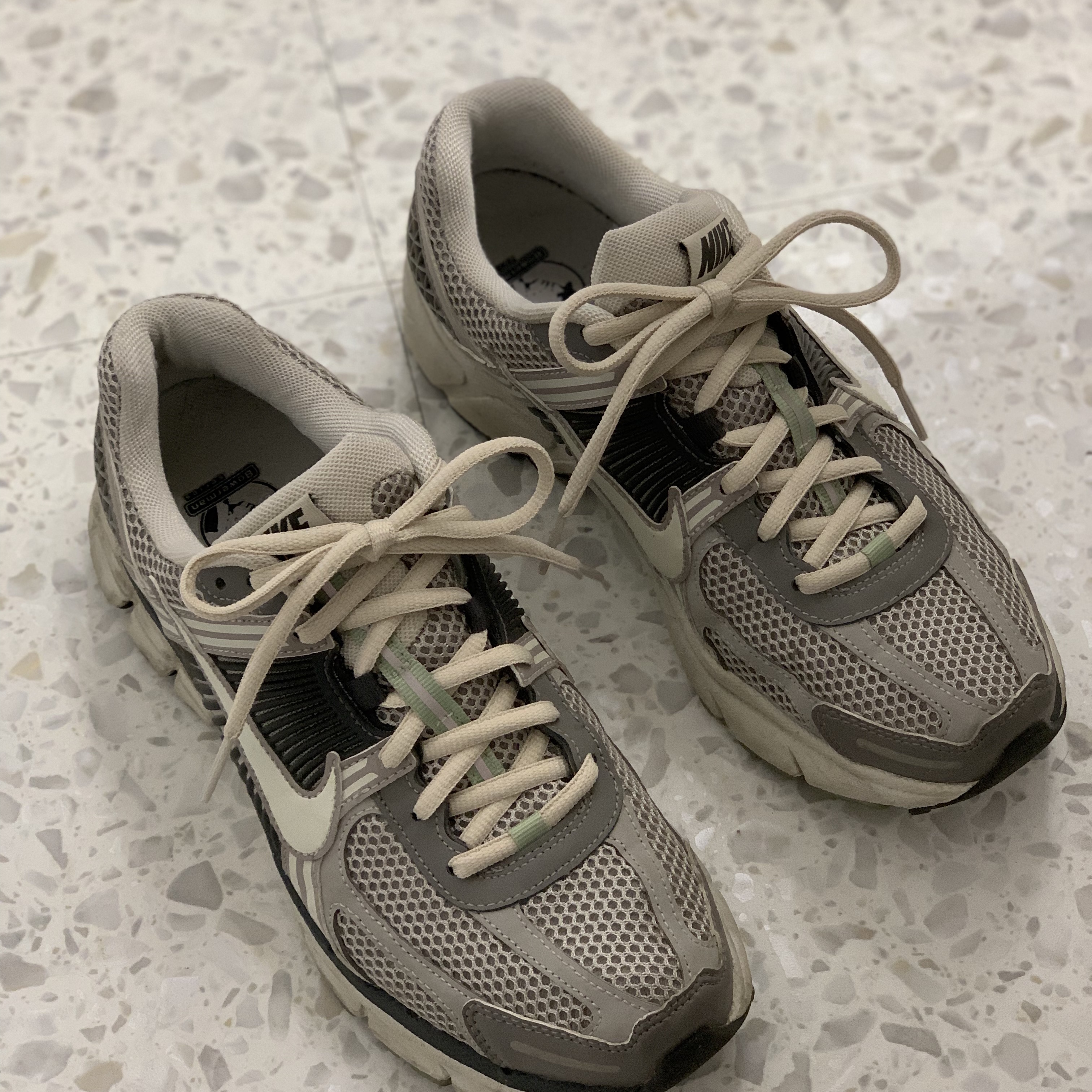 (W) Nike Zoom Vomero 5 Cobblestone and Flat Pewter 착용 스타일