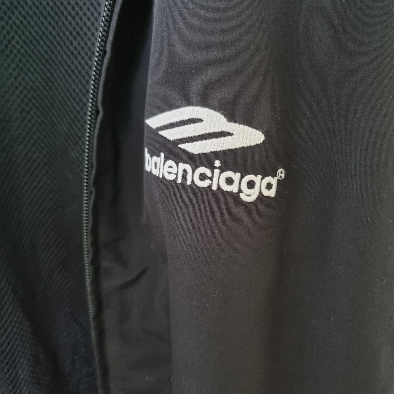 Balenciaga 3B Sports Icon Track Jacket Black 착용 스타일 - 2