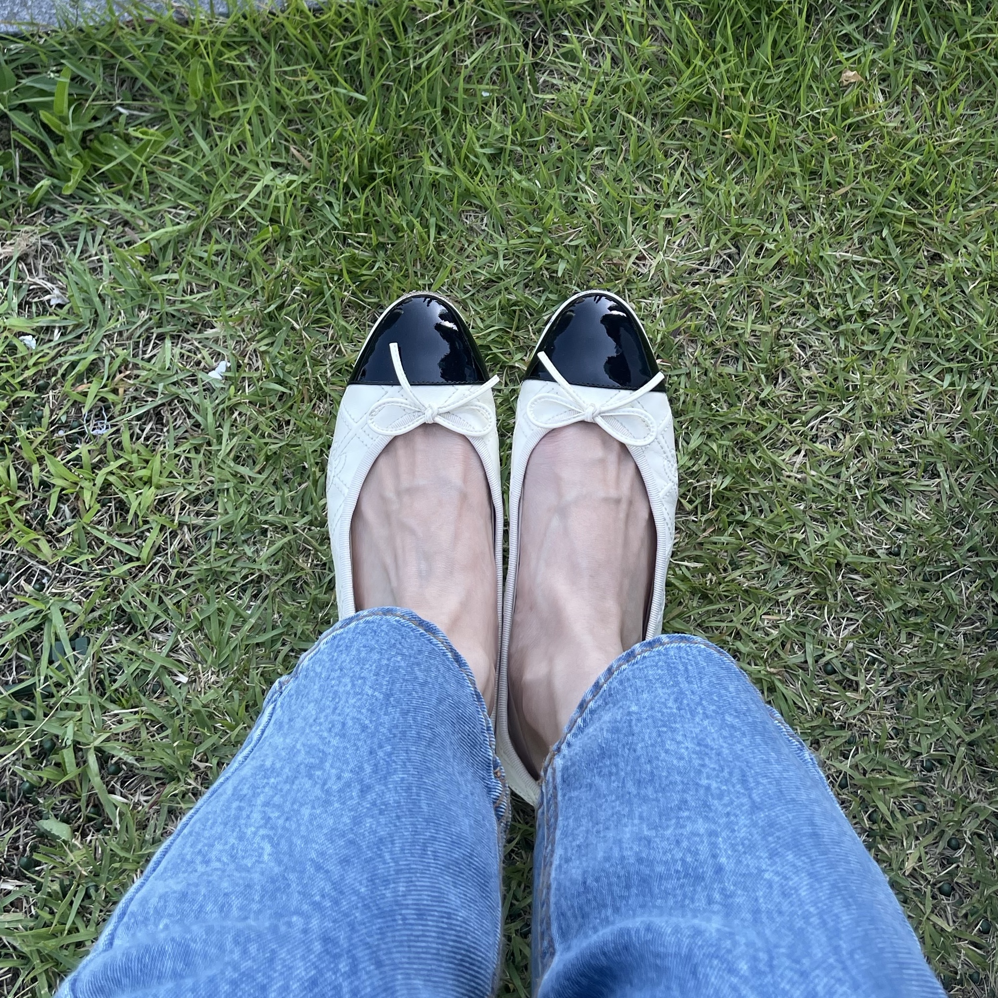 (W) Chanel Ballerina Flat Calfskin Grosgrain & Ivory Black 착용 스타일