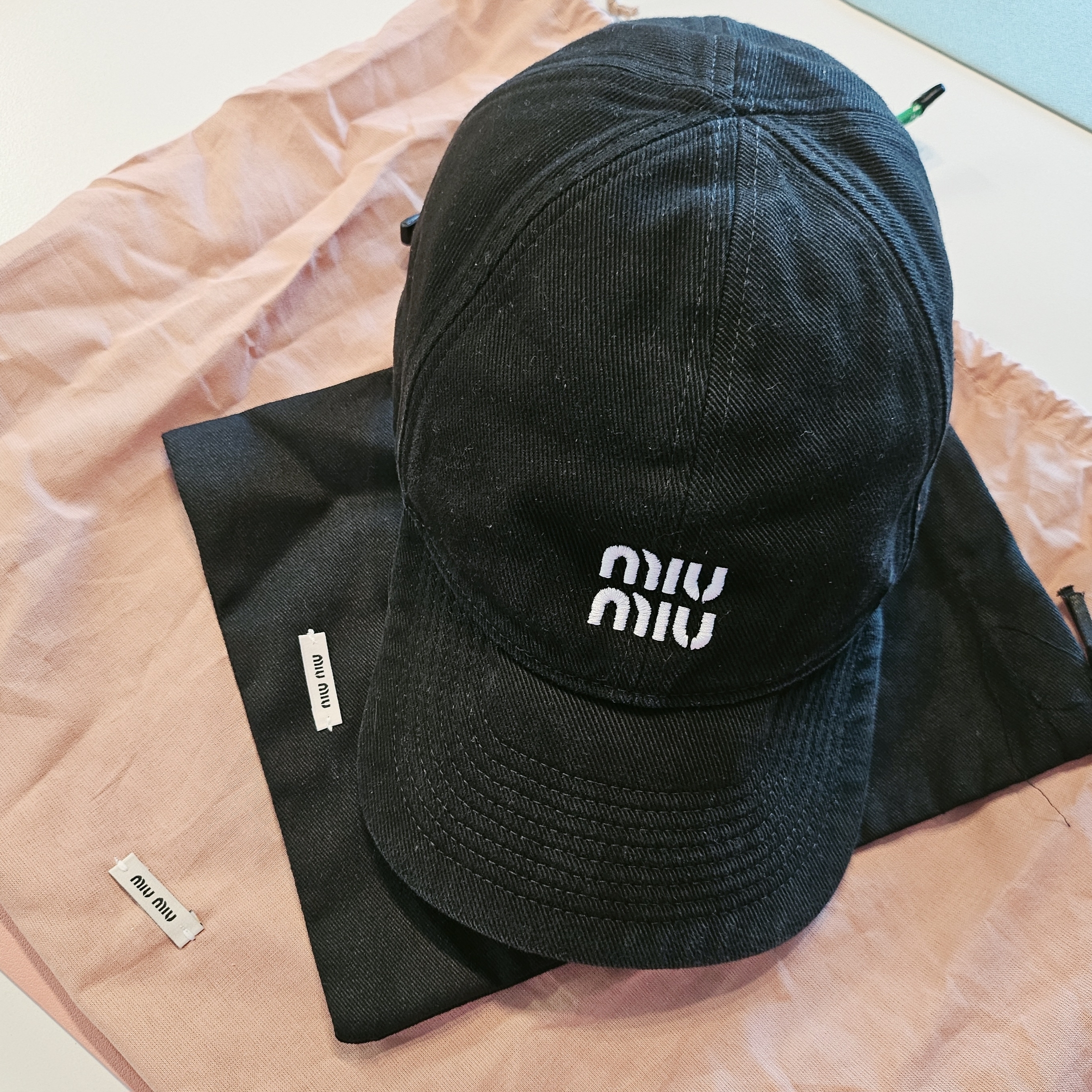 (W) Miu Miu Denim Baseball Cap Black Emerald Green 착용 스타일 - 1