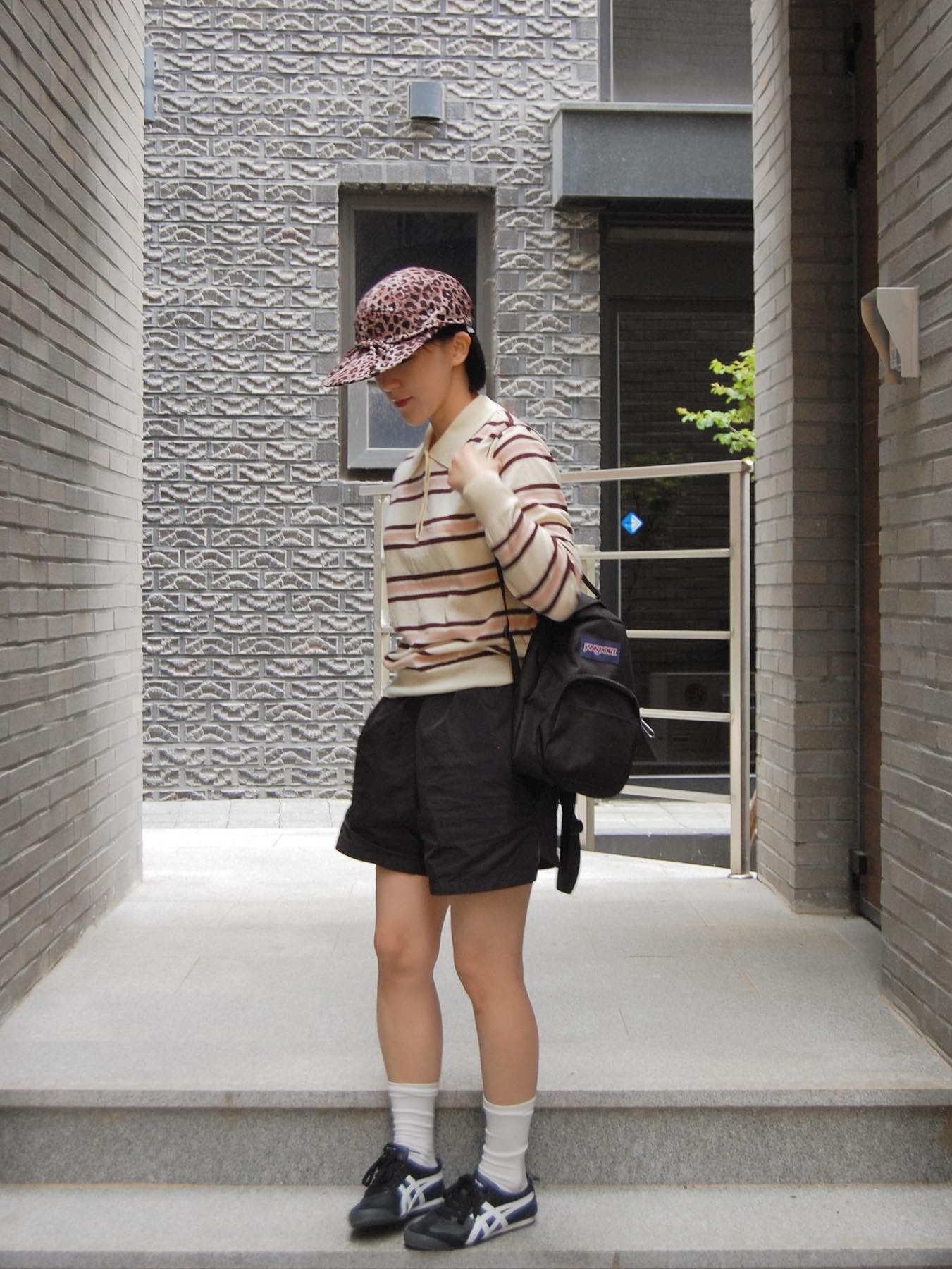 YOUCHE QS Duck Cap Leopard, Onitsuka Tiger Mexico 66 Black White 착용 스타일 - 2