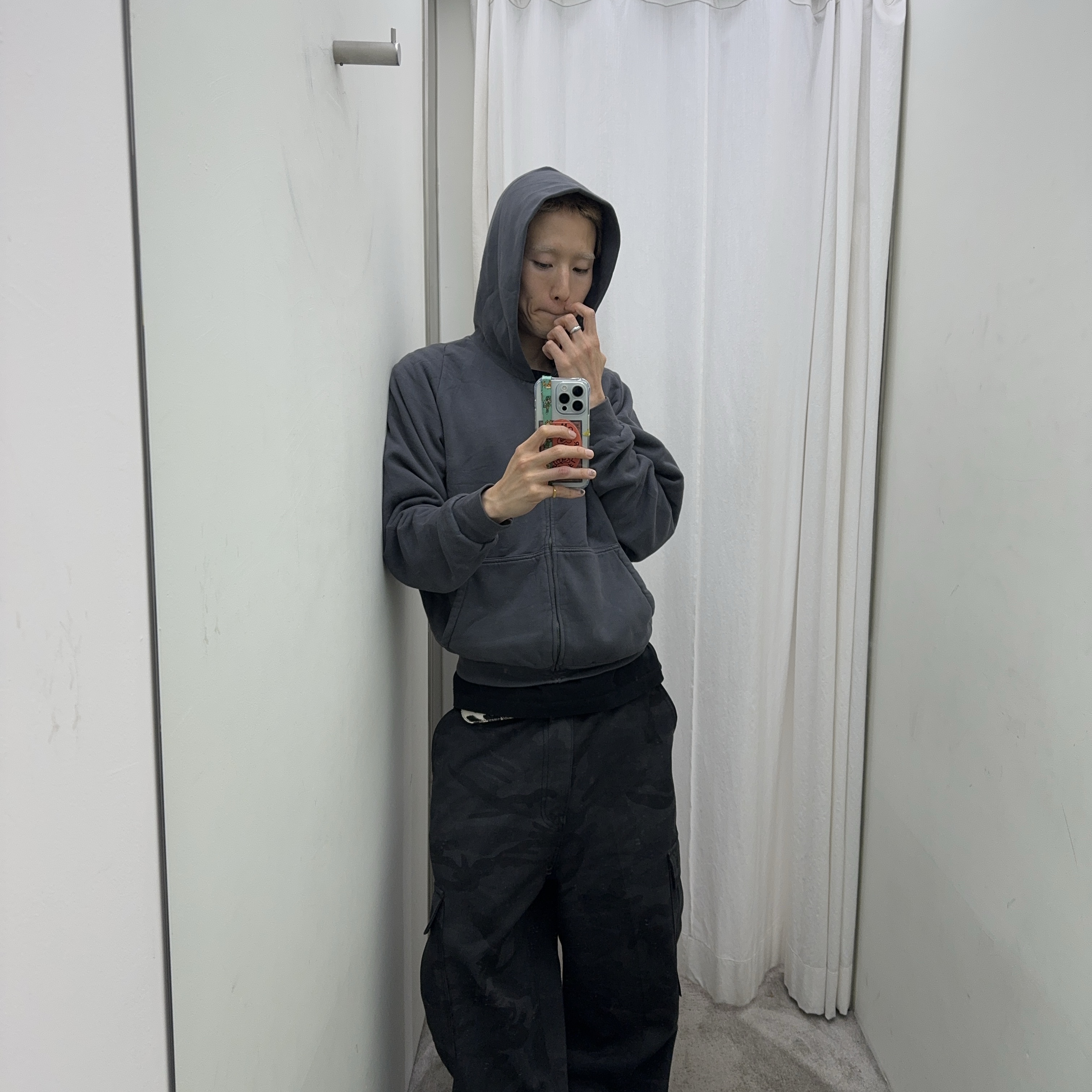 Yeezy YZY Zip-Up Hoodie Dark Grey 착용 스타일 - 2