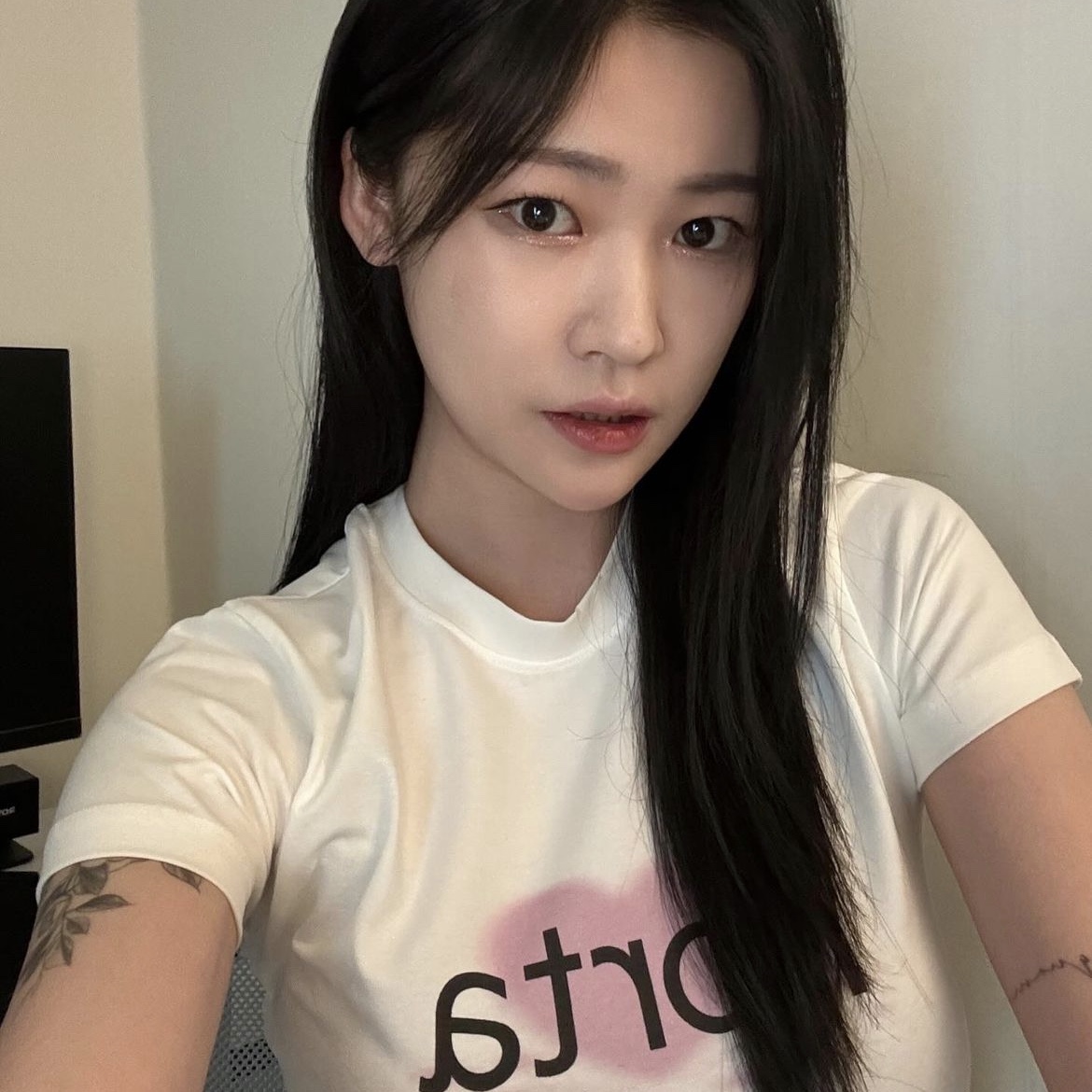Porta Fitted Logo Half Top White, Porta Fitted Logo Half Top Black 착용 스타일
