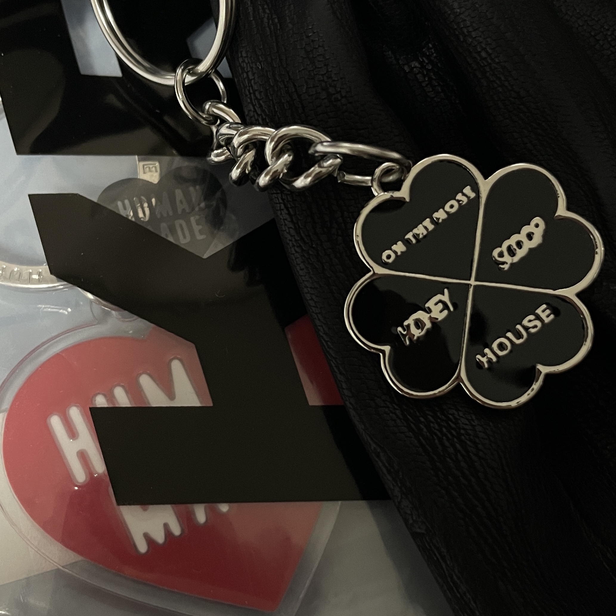 Honey Scoop House Clover Keyring Black, Human Made Heart Keyring Red 착용 스타일