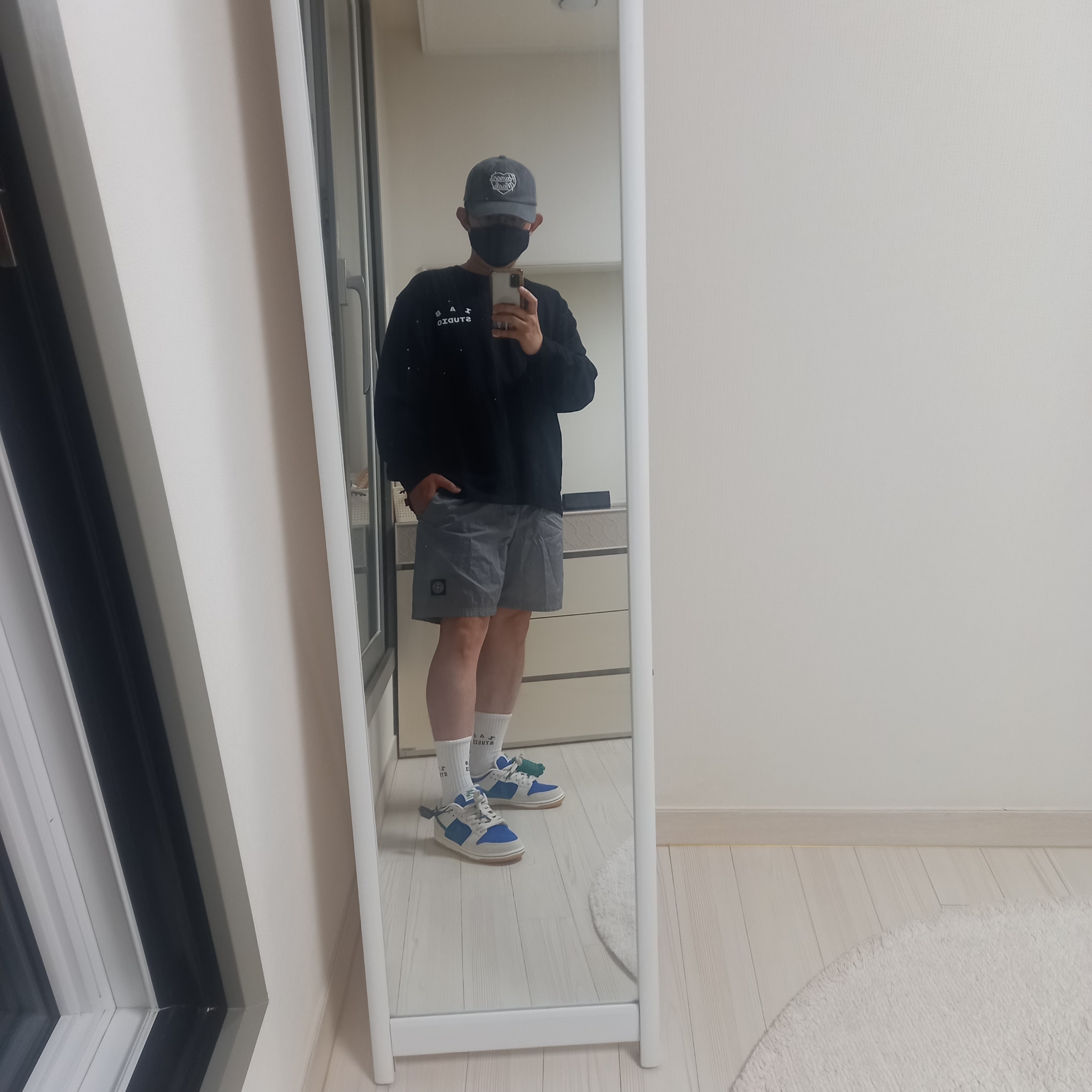 IAB Studio Socks White (5 Pack), Nike SB Dunk Low Pro Phantom and Hyper Royal 착용 스타일 - 3