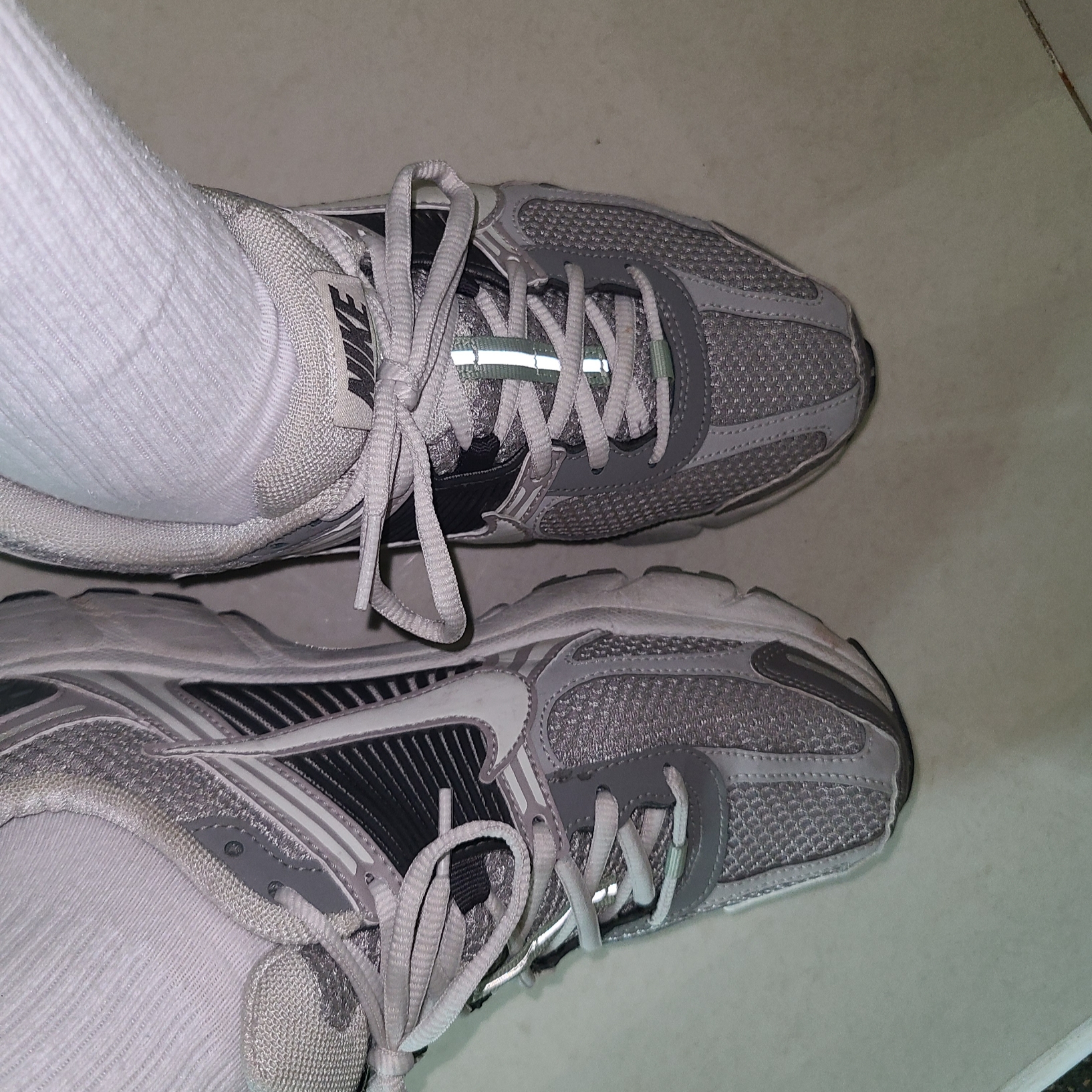 (W) Nike Zoom Vomero 5 Cobblestone and Flat Pewter 착용 스타일 - 2
