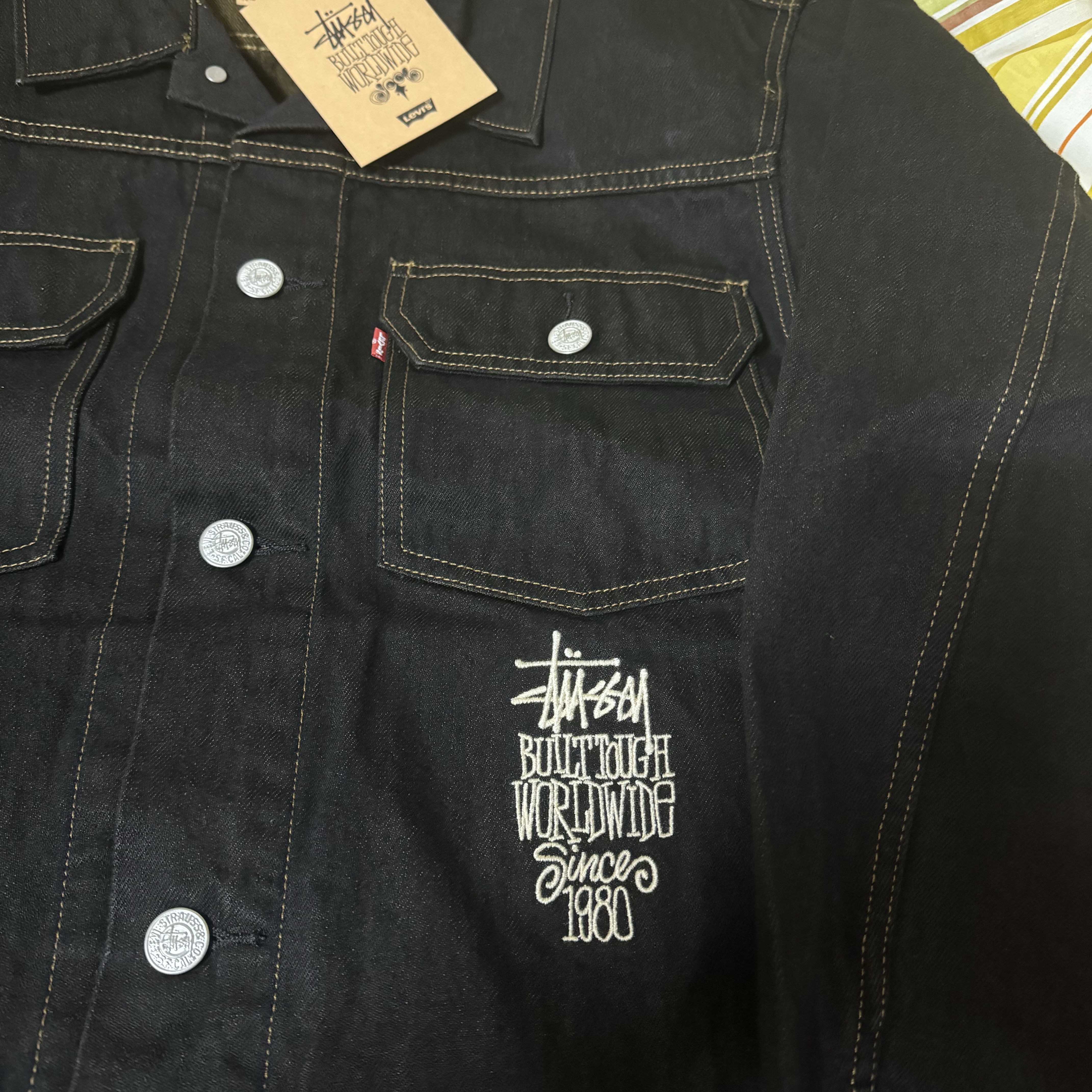 Stussy x Levi's Crispy Rinse Trucker Jacket Black 착용 스타일 - 1