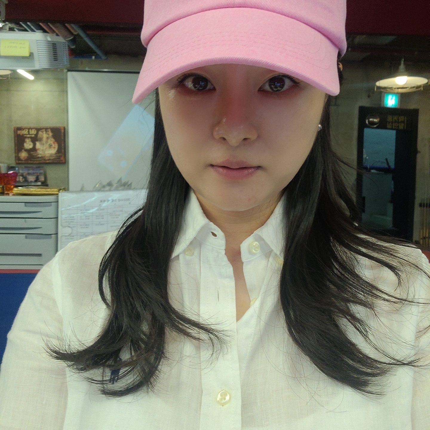 Emis New Logo Pigment Ball Cap Pink 착용 스타일
