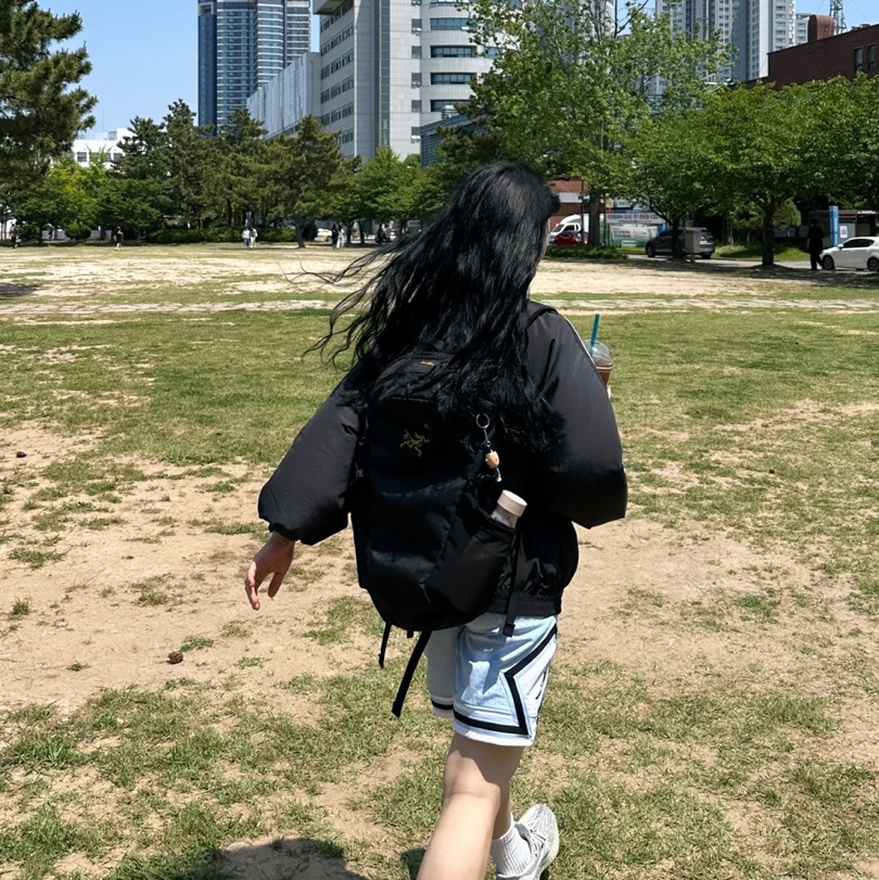 Arc'teryx Mantis 16 Backpack Black, Adidas Yeezy Boost 350 V2 Blue Tint 2021/2022/2023 착용 스타일 - 2