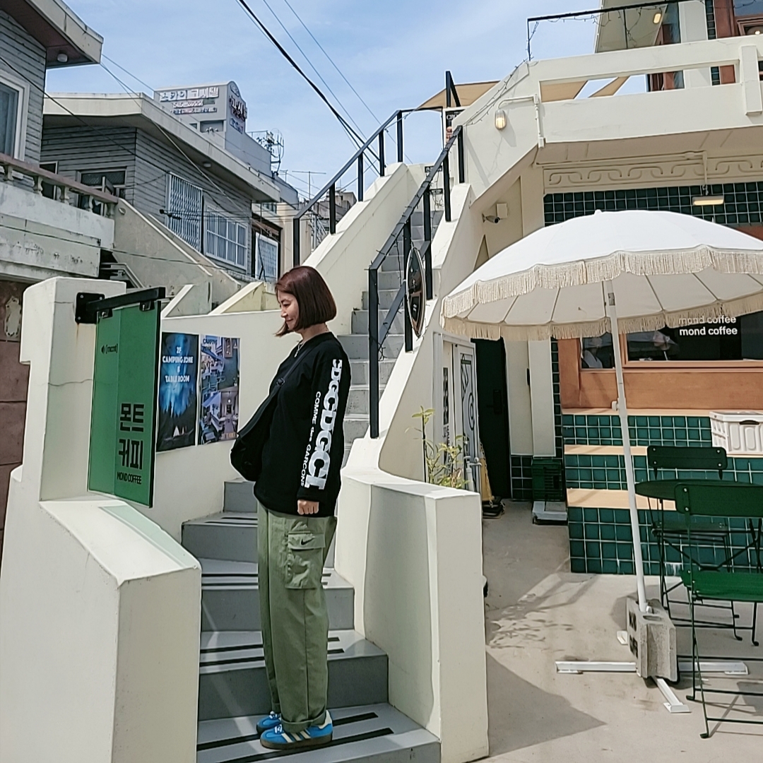 CDG Long Sleeve T-Shirt1 Black, Lemaire Small Soft Game Bag Nylon Canvas Squid Ink - Ssense Exclusive 착용 스타일 - 1