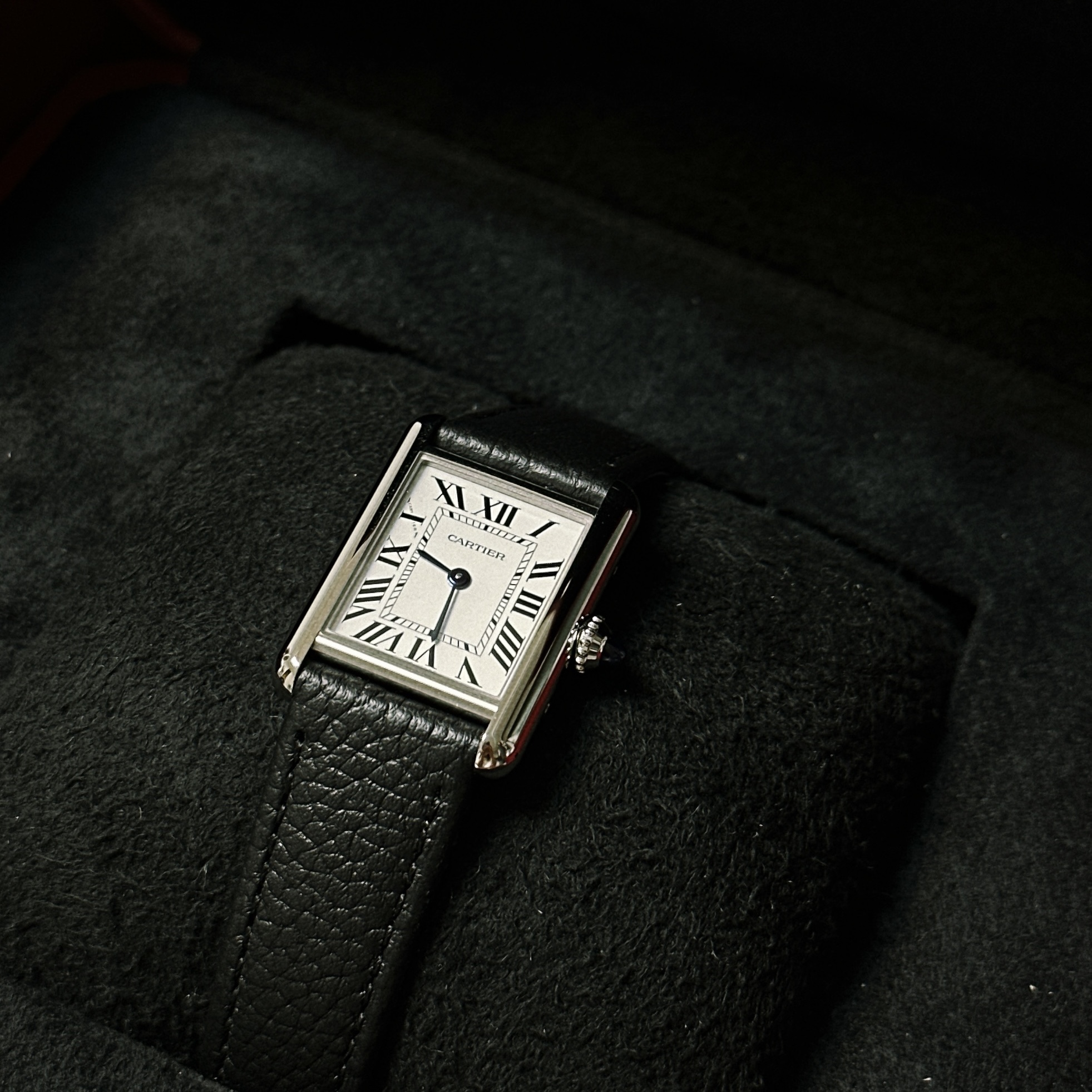 Cartier Tank Must Watch Small Quartz Steel Calfskin Black 착용 스타일