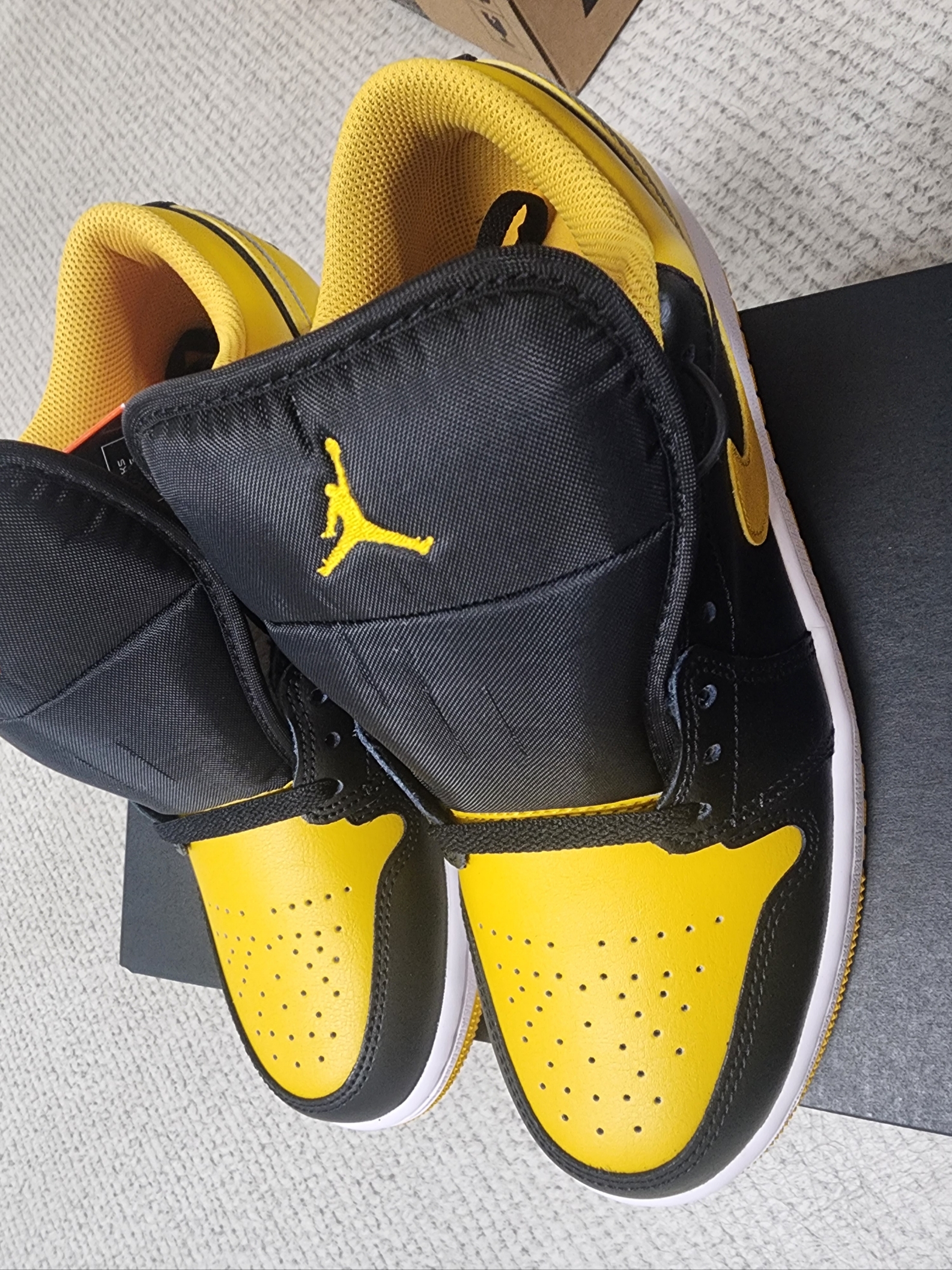 Jordan 1 Low Black Yellow Ochre 착용 스타일 - 1