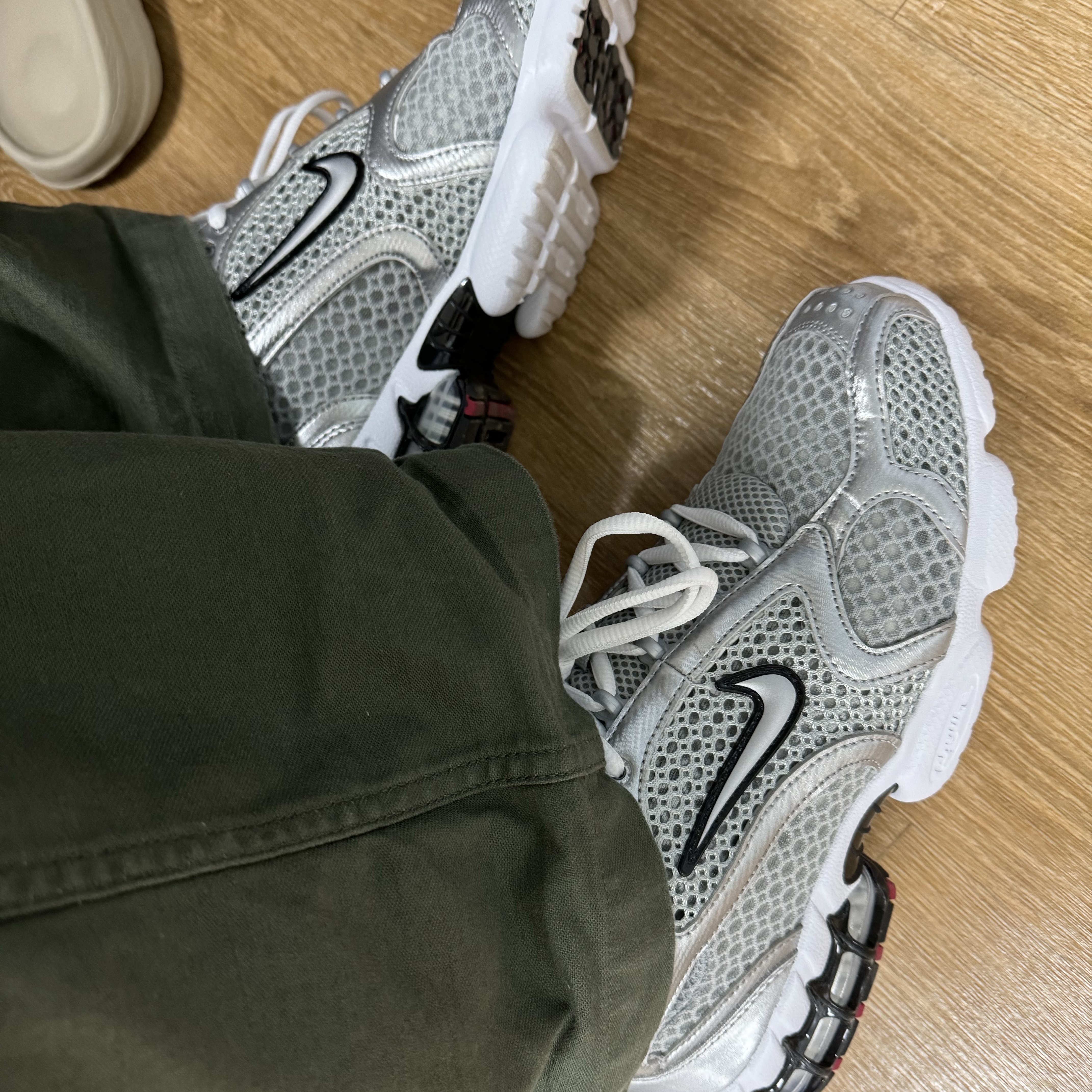 Nike Air Zoom Spiridon Cage 2 Metallic Silver 착용 스타일 - 3