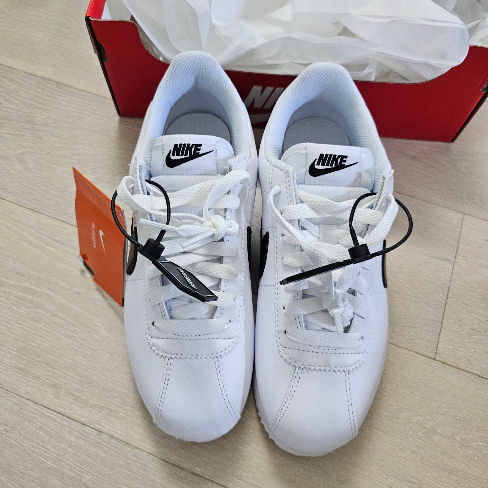 (W) Nike Cortez Leather White Black 착용 스타일 - 2