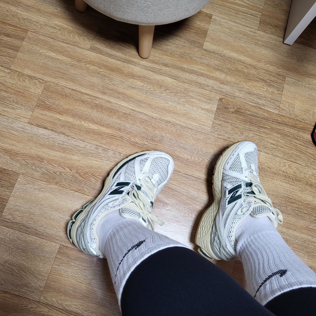 New Balance 1906R Silver Green 착용 스타일 - 1