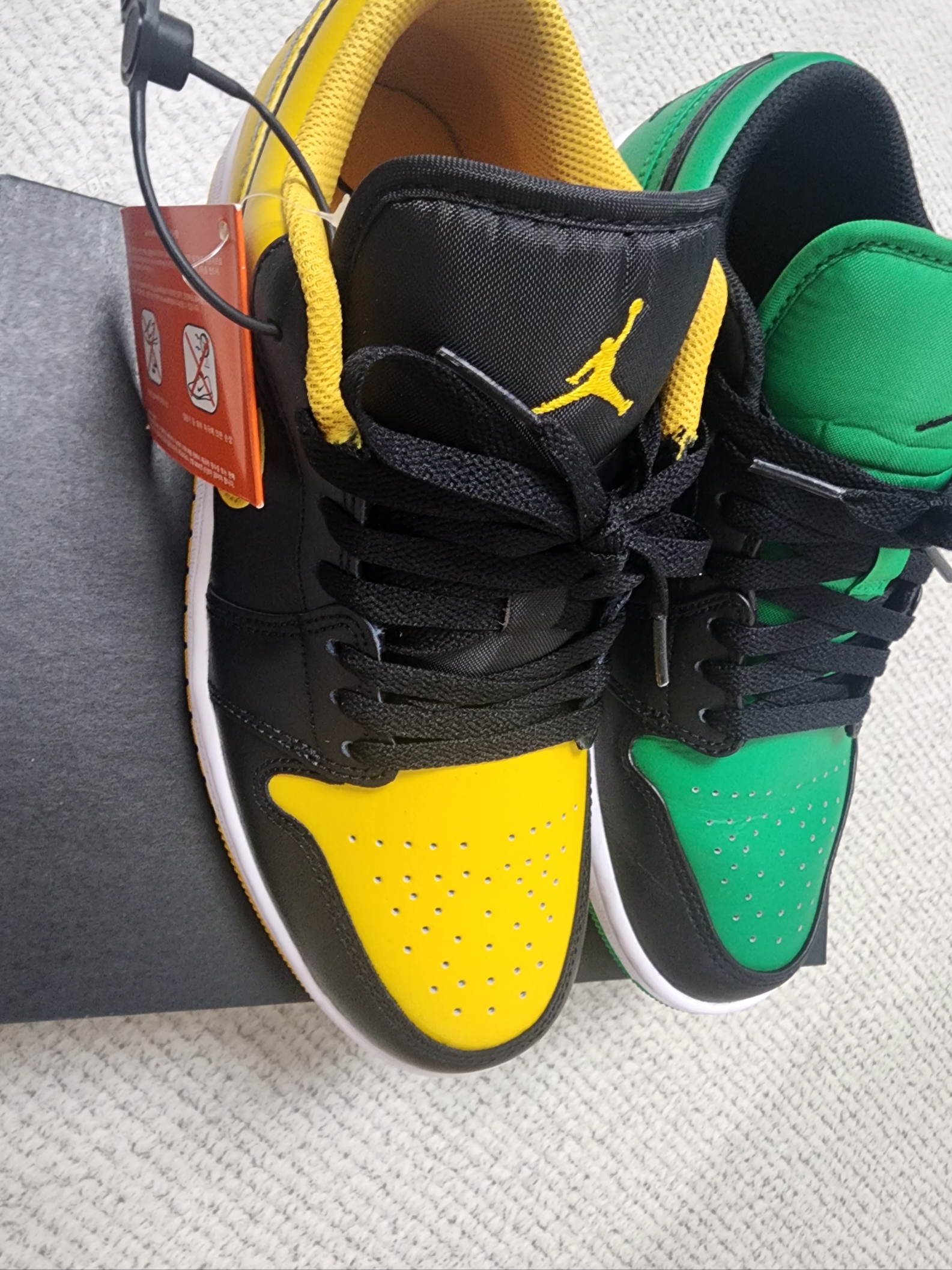 Jordan 1 Low Black Yellow Ochre 착용 스타일 - 3