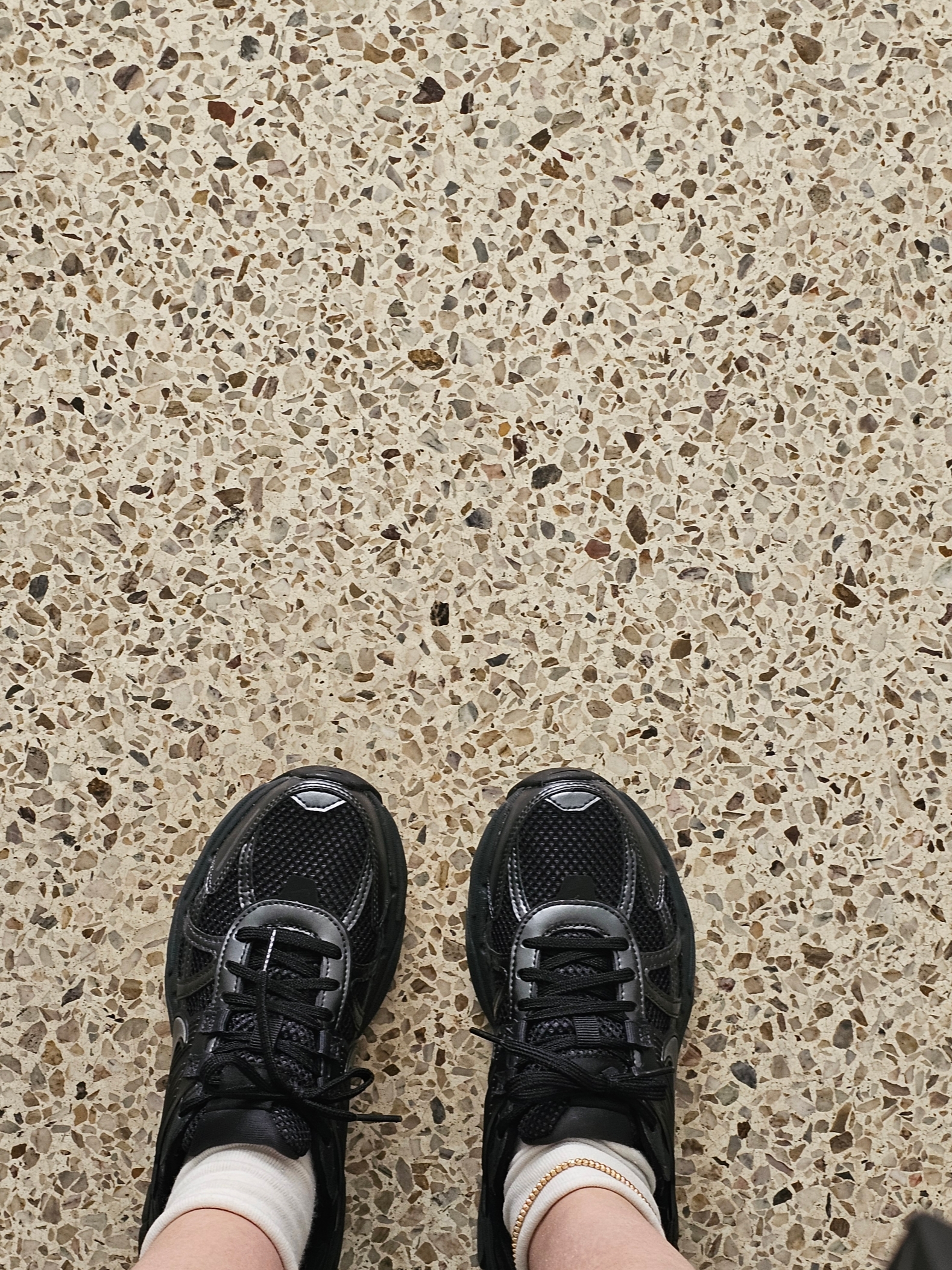 Nike V2K Run Black Anthracite 착용 스타일