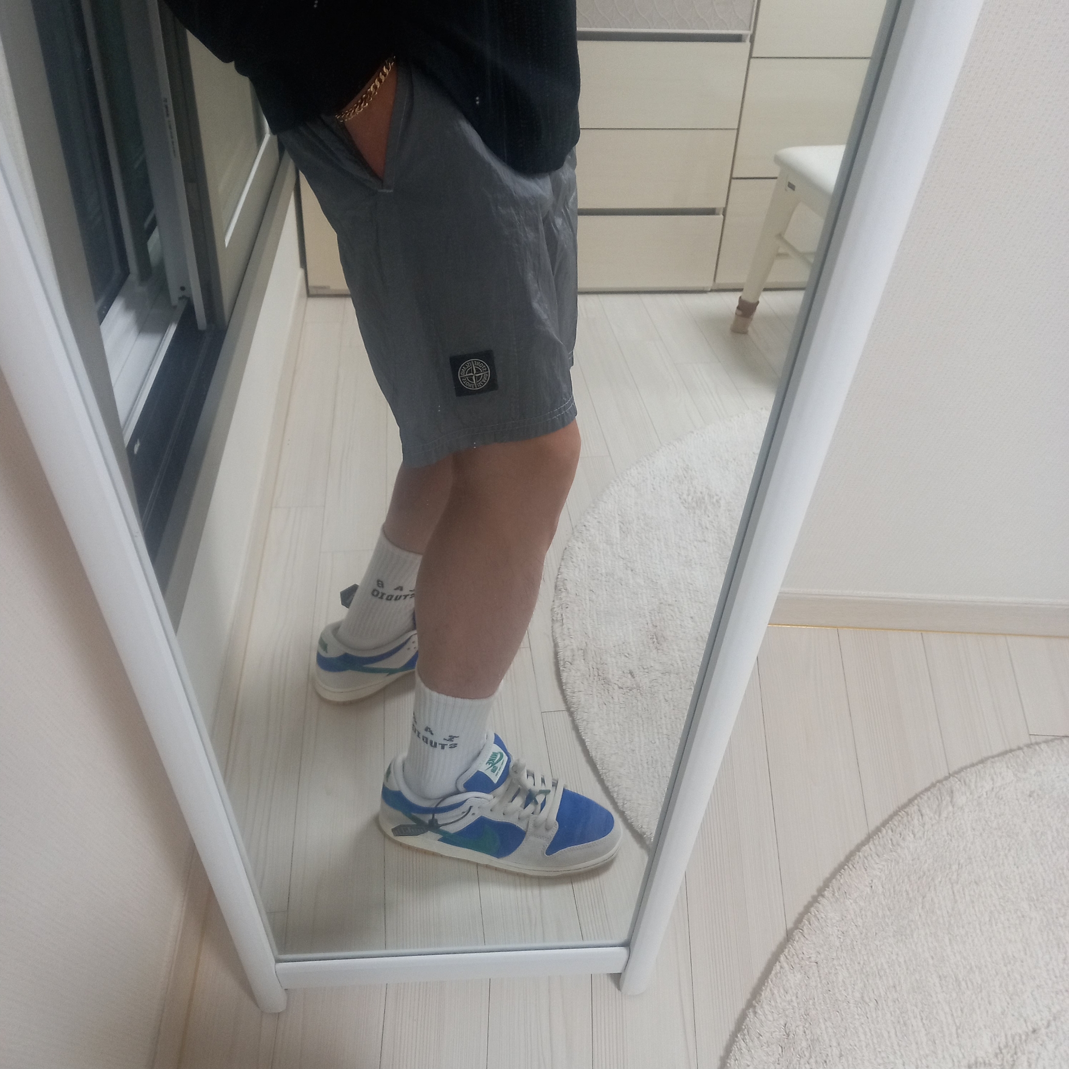 IAB Studio Socks White (5 Pack), Nike SB Dunk Low Pro Phantom and Hyper Royal 착용 스타일 - 5