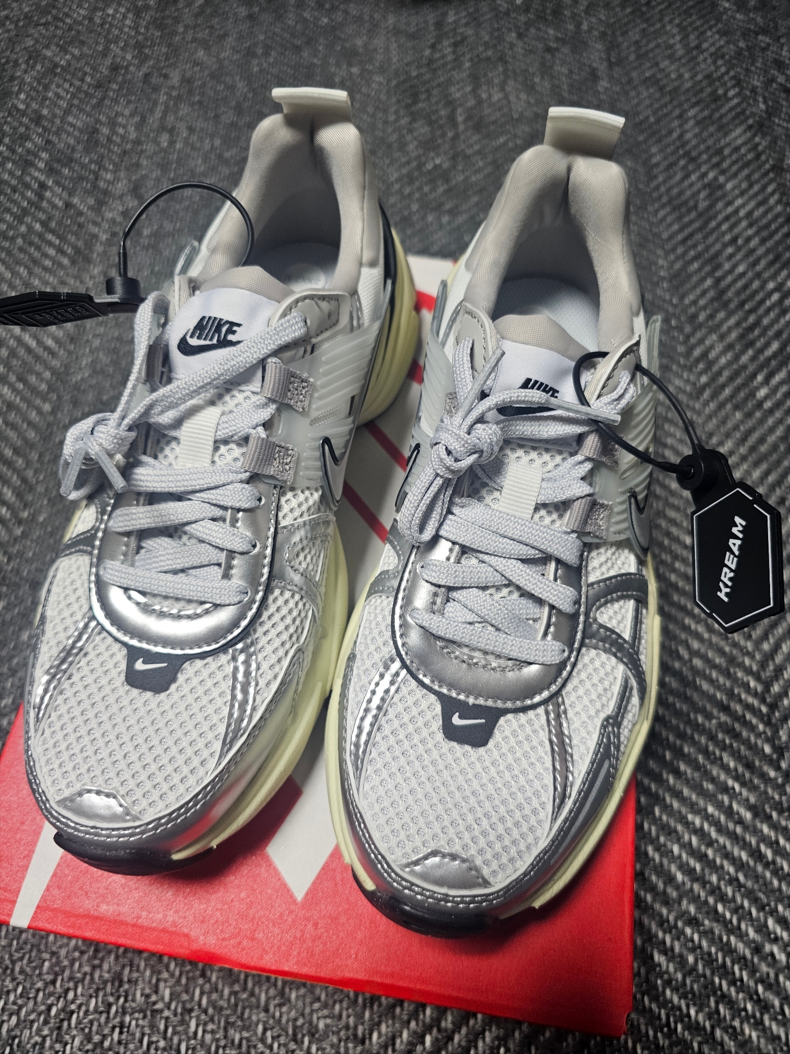 Nike V2K Run Summit White Metallic Silver 착용 스타일