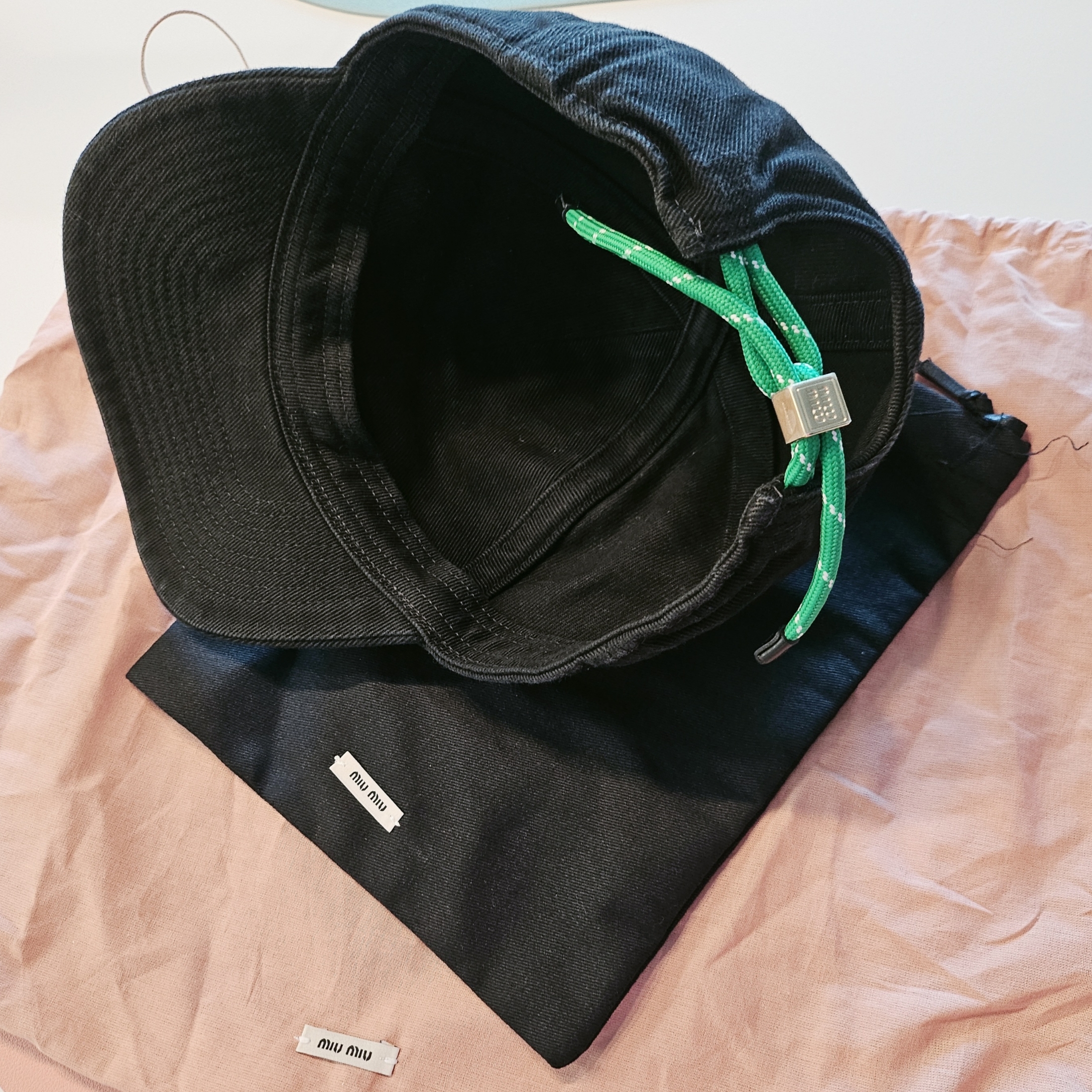 (W) Miu Miu Denim Baseball Cap Black Emerald Green 착용 스타일 - 2