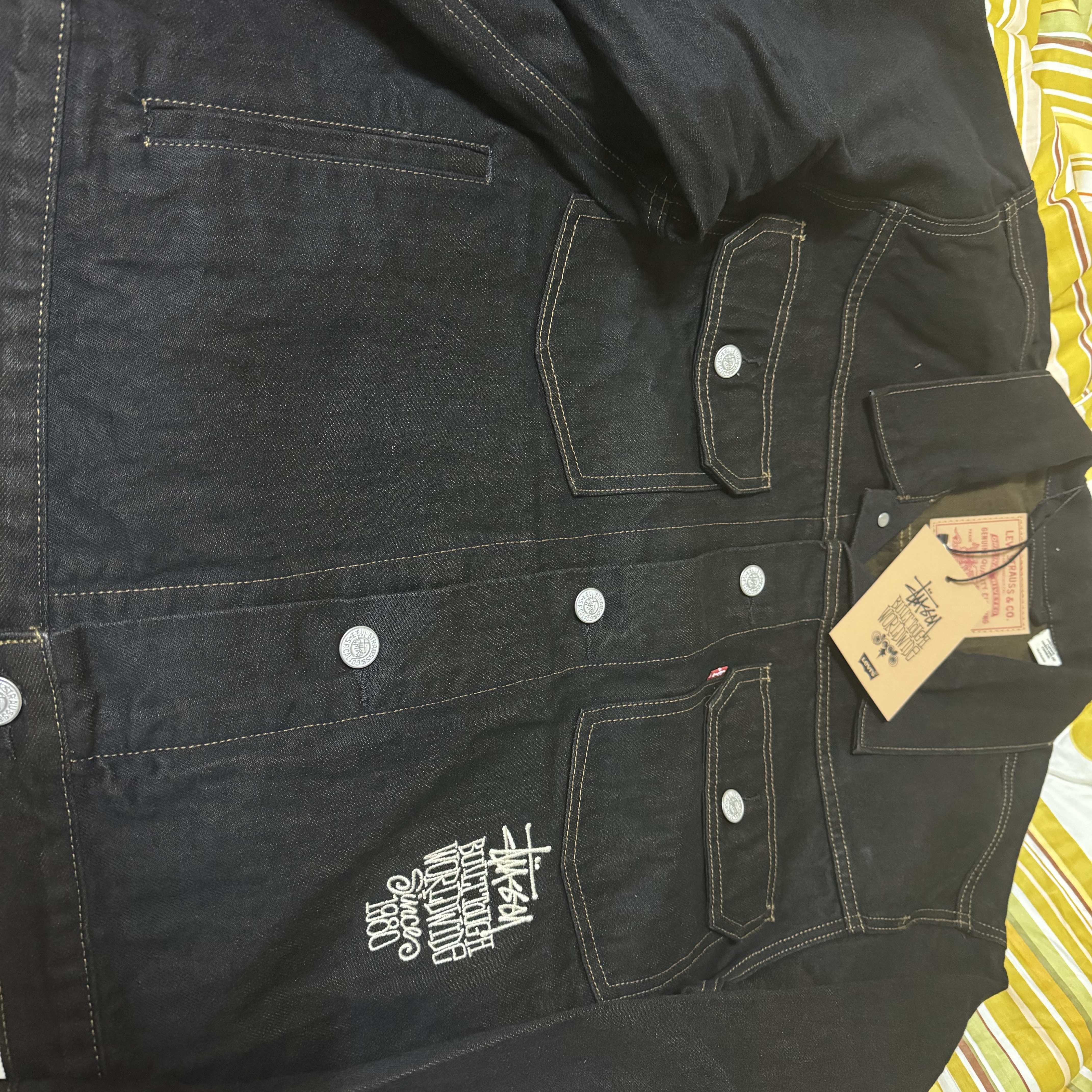 Stussy x Levi's Crispy Rinse Trucker Jacket Black 착용 스타일 - 2