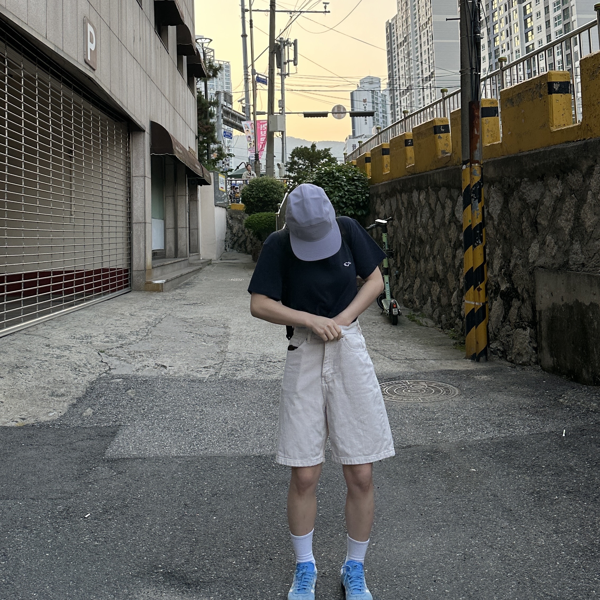 Adidas Gazelle Gold Metallic Chalk White Gum, Mischief 2Way Mesh Sling Bag Black 착용 스타일 - 4