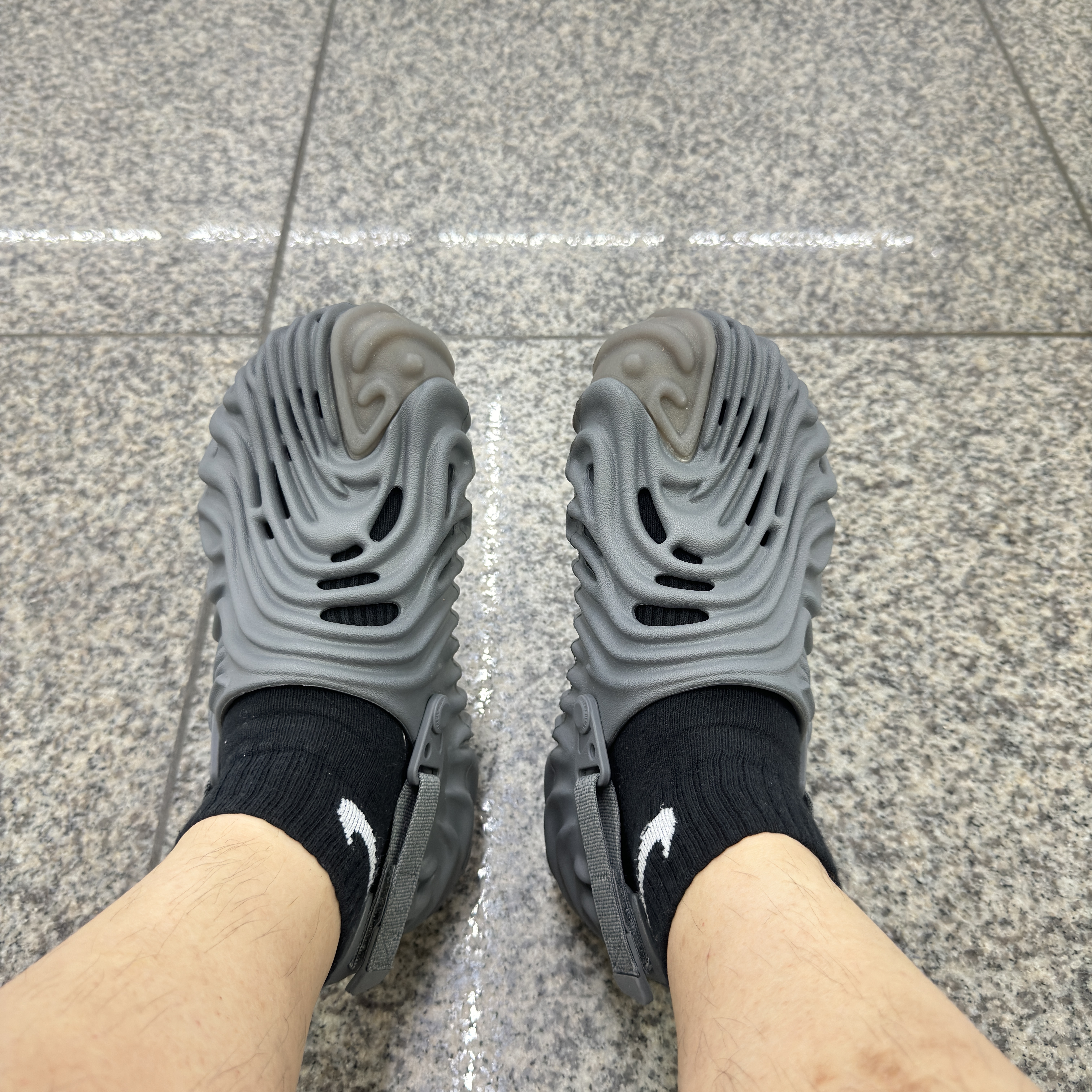 Crocs x Salehe Bembury Pollex Clog Niagara 착용 스타일
