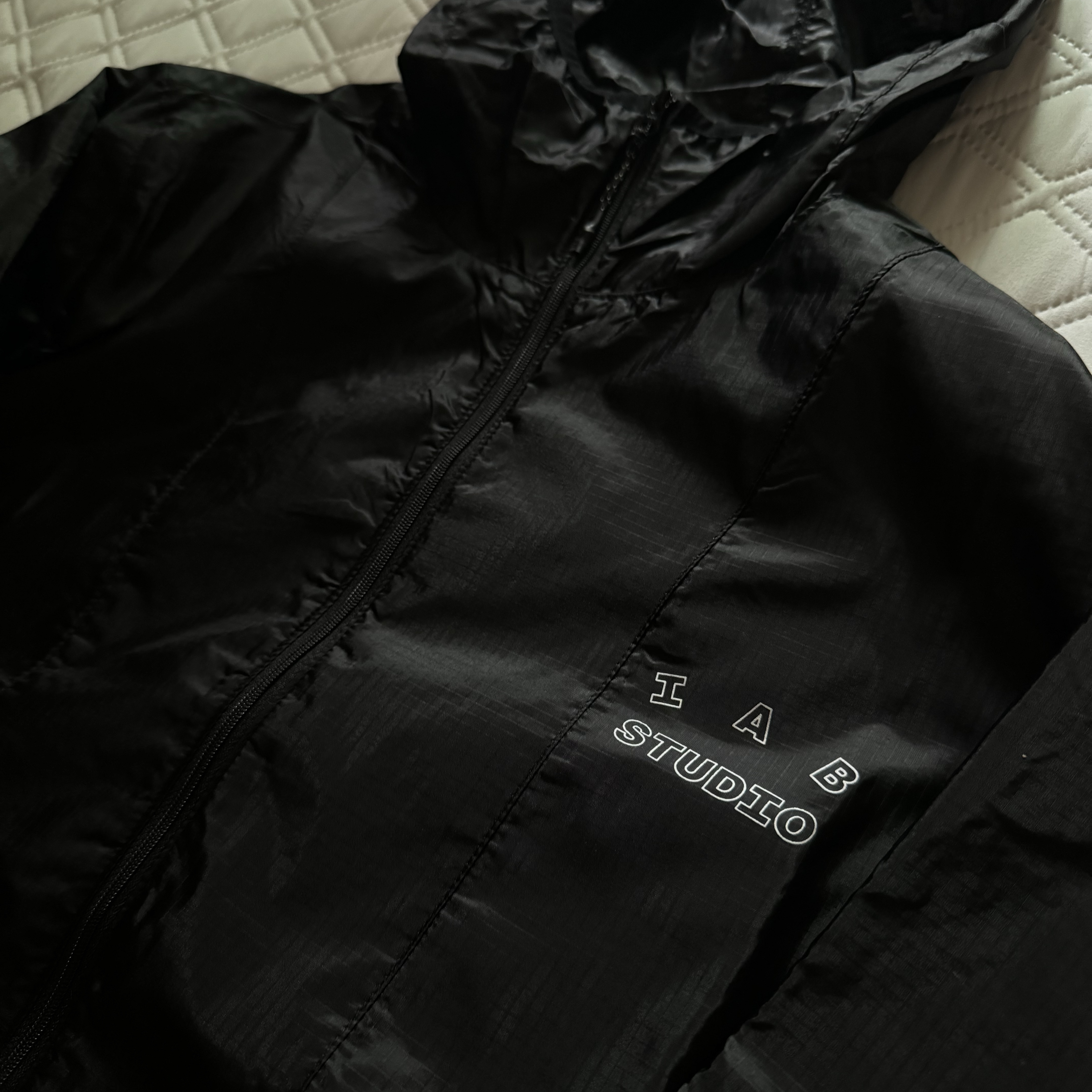 IAB Studio Ripstop Wind Jacket Black 착용 스타일 - 1