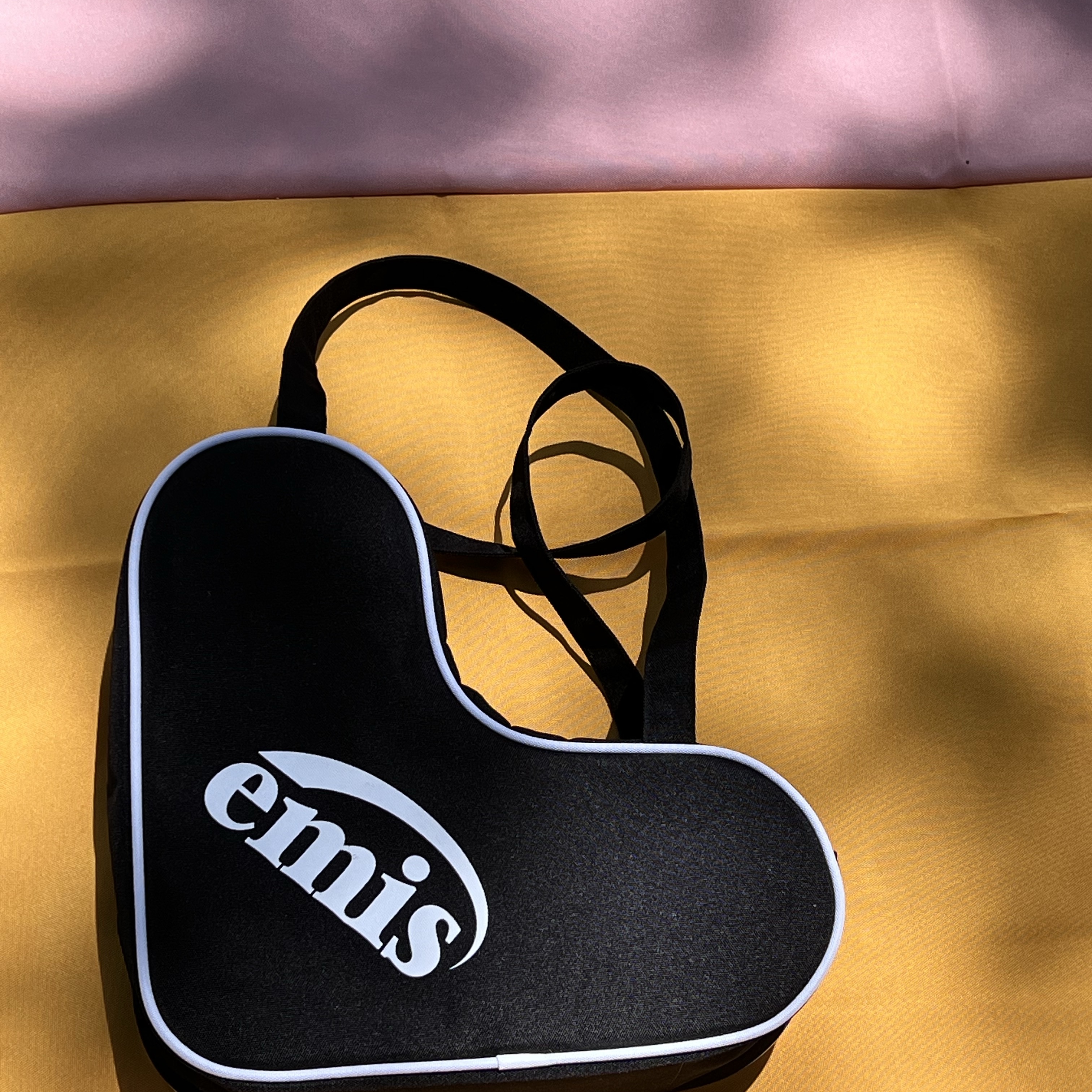 Emis Curvy Shoulder Bag Black, Adidas Spezial Handball Core Black Yellow 착용 스타일 - 2