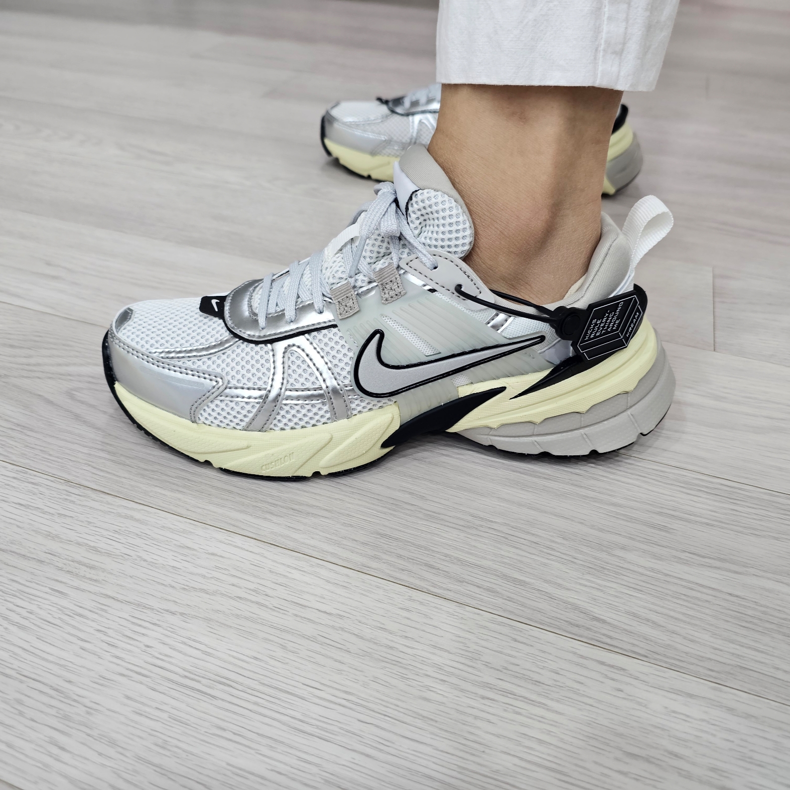 Nike V2K Run Summit White Metallic Silver 착용 스타일