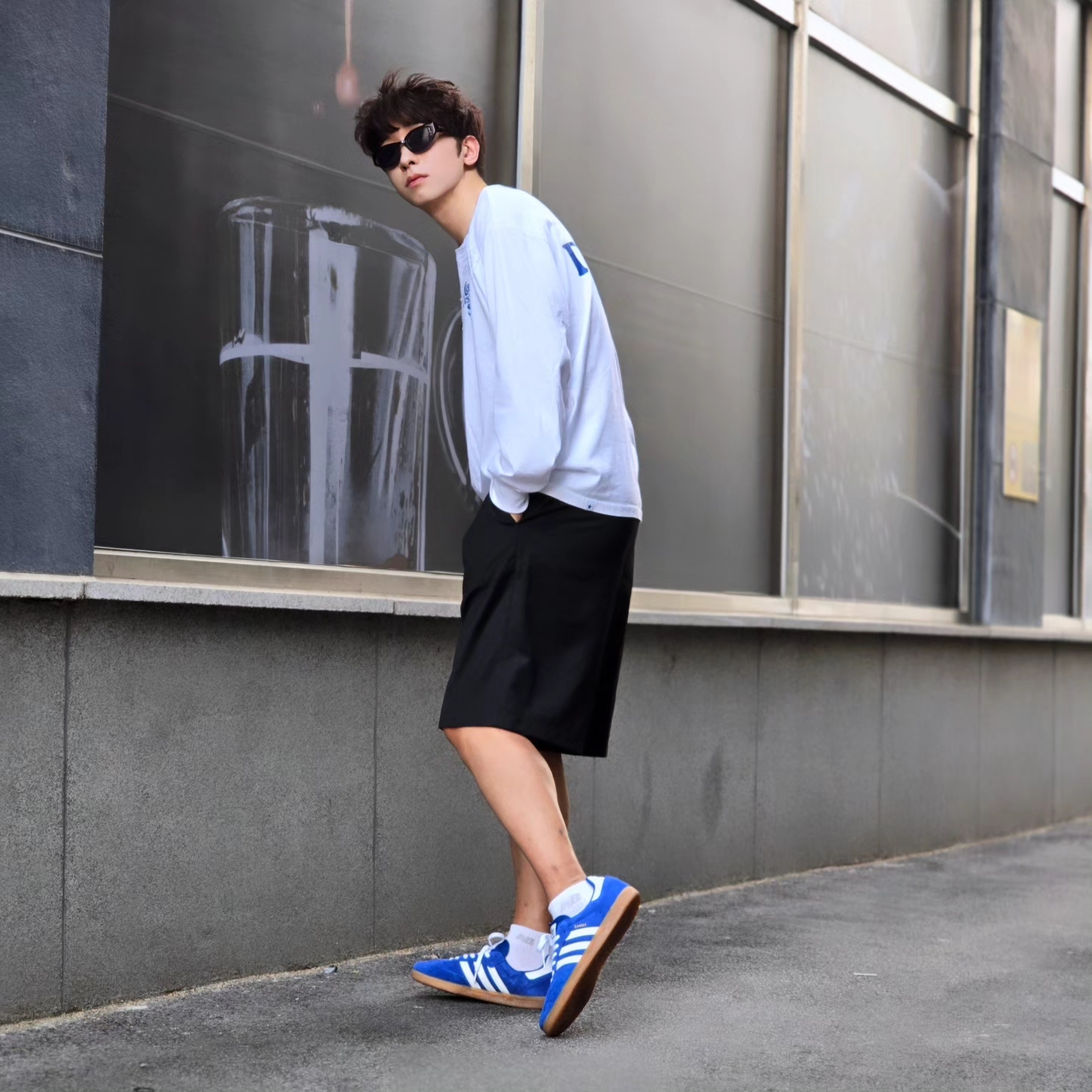 Millo Archive Minimalist Bermuda Half Pants Pine Green, Adidas Samba OG Royal Blue 착용 스타일 - 2