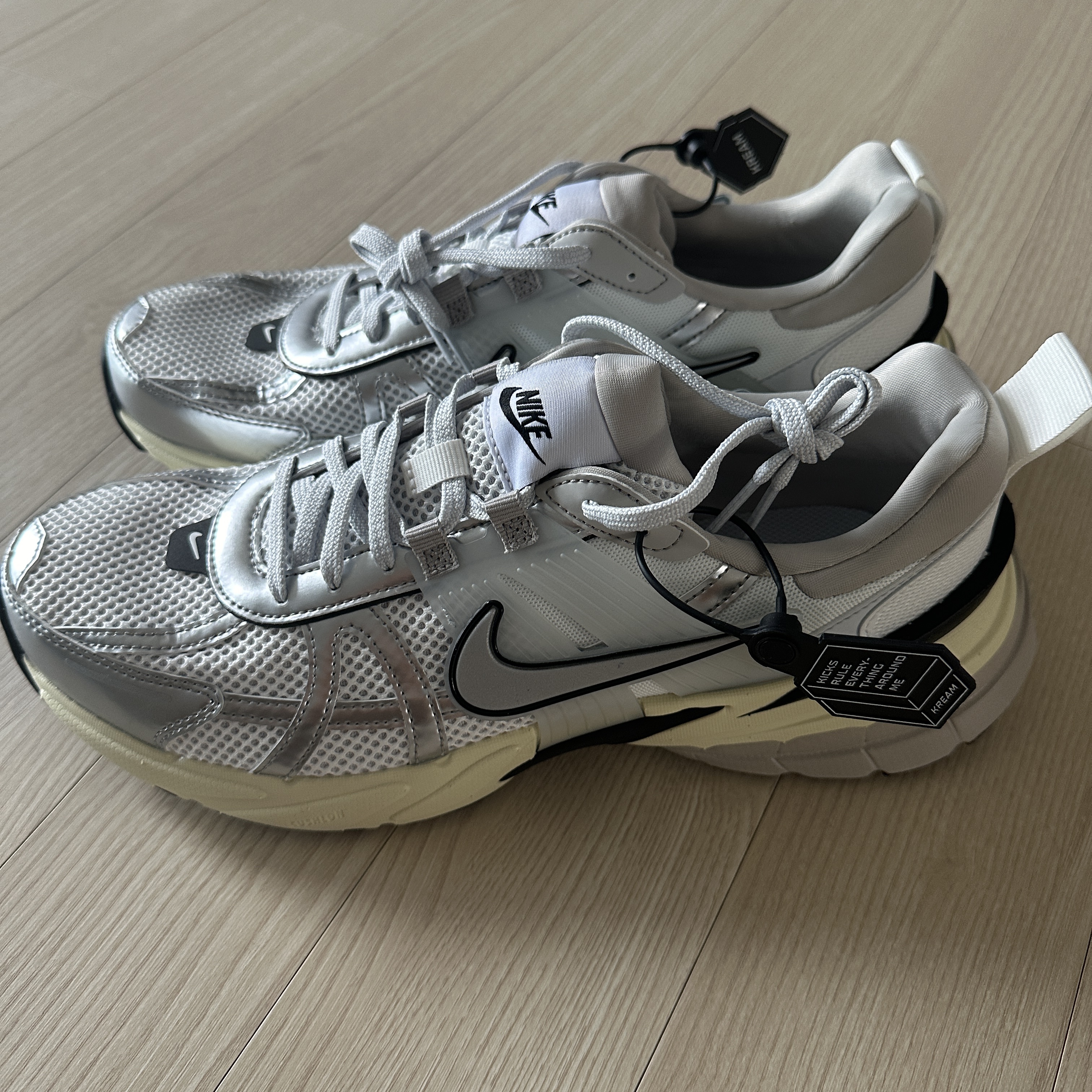 Nike V2K Run Summit White Metallic Silver 착용 스타일