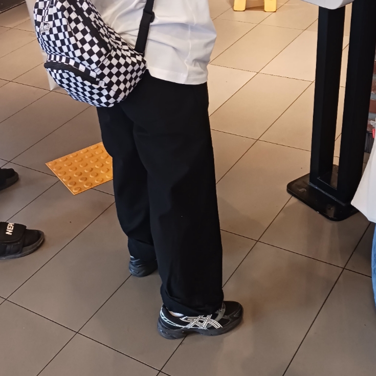 Uniqlo UT x Kaws Long Sleeve Sweatshirt Black, Asics Gel-1130 Black Glacier Grey - Folder Exclusive 착용 스타일 - 2